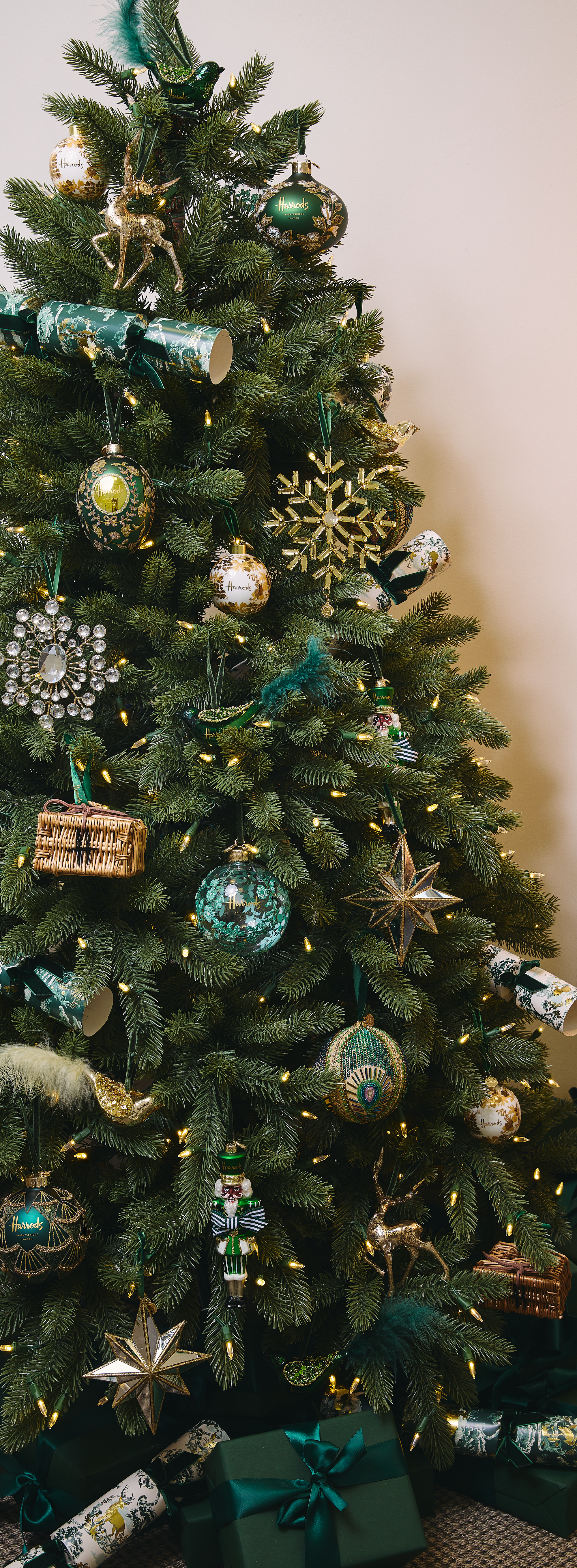 14-10-25-Christmas-decs-MW-All-Christmas-tree-700x1900.png
