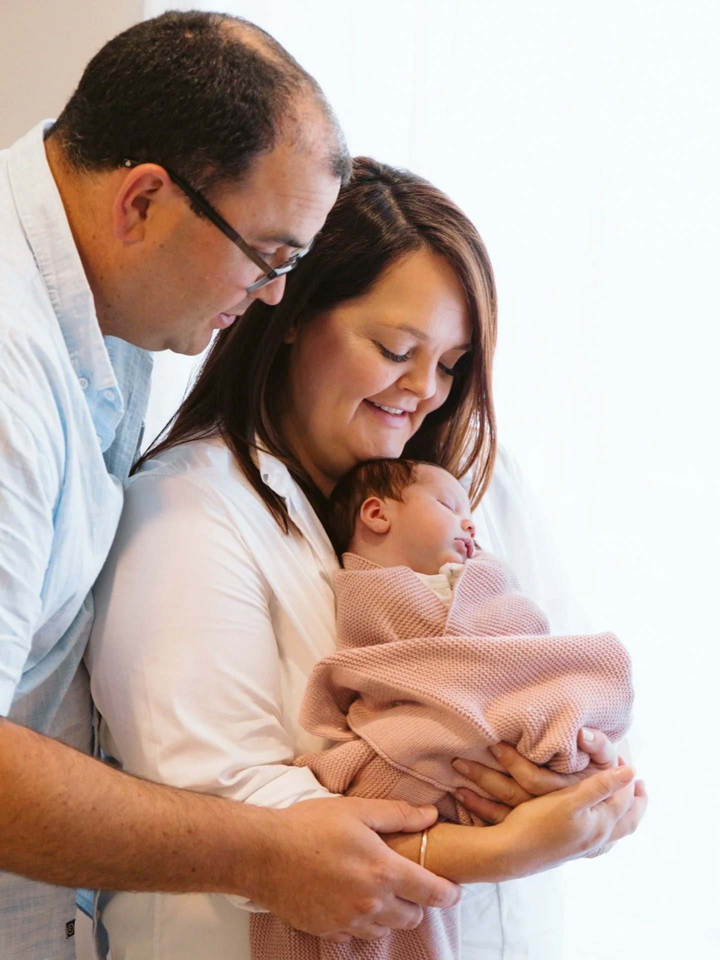 Welcoming baby Evie 🌸 in-home newborn sessions are always a pleasure