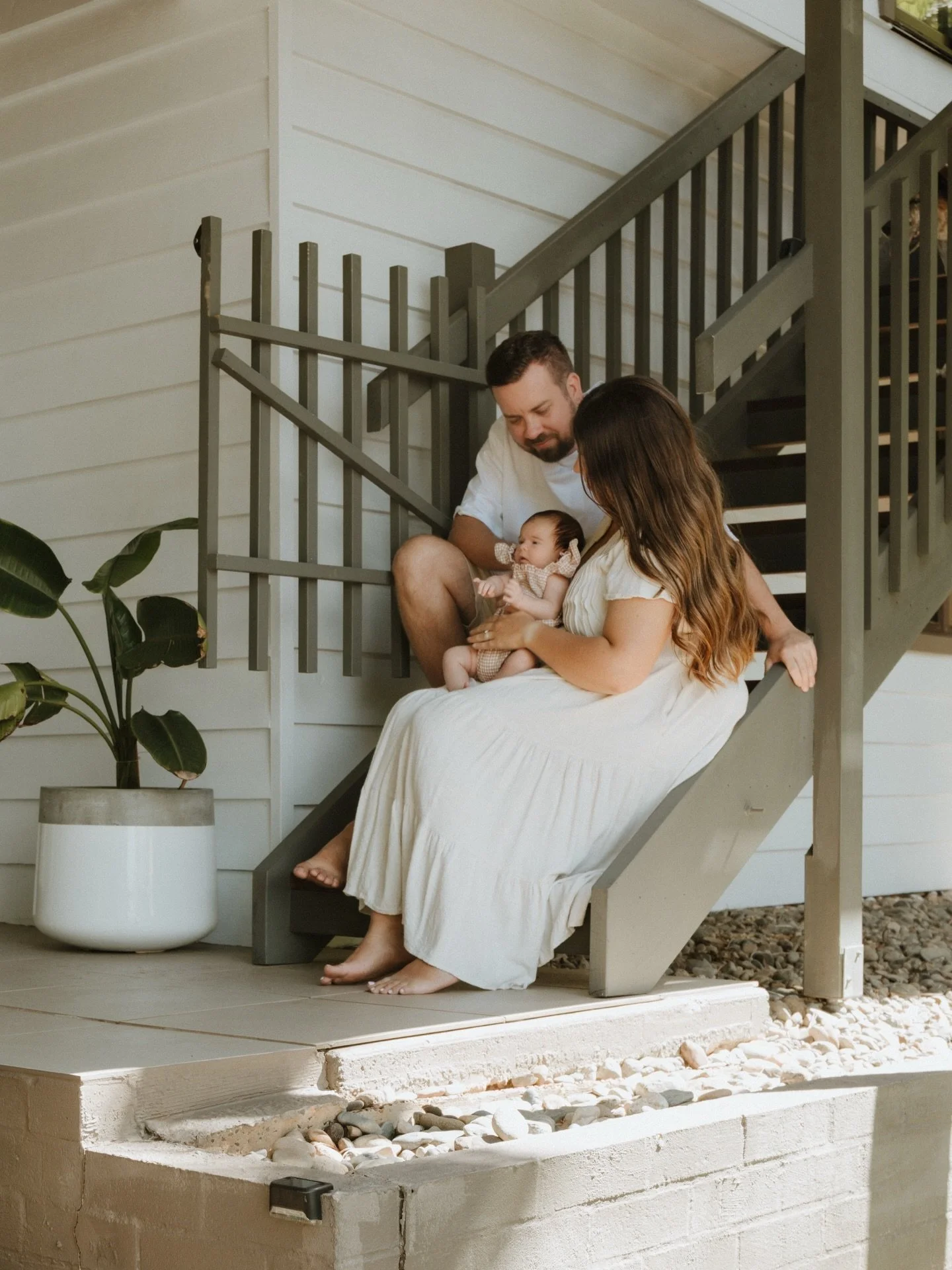 Newborn backyard session amongst the sunshine 🤎

Bendigo newborn photographer 
In-home newborn photography
Victoria family photographer