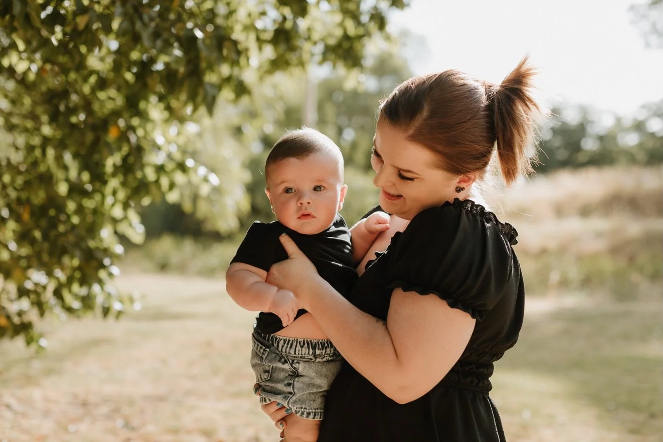 An afternoon in the park 🌳 
I&rsquo;ve been planning Mother&rsquo;s Day minis this year.. but I haven&rsquo;t run them yet
I&rsquo;ve honestly been feeling really heavy and flat
and in return a little scared to put myself out there.
 
So, if you&rsq
