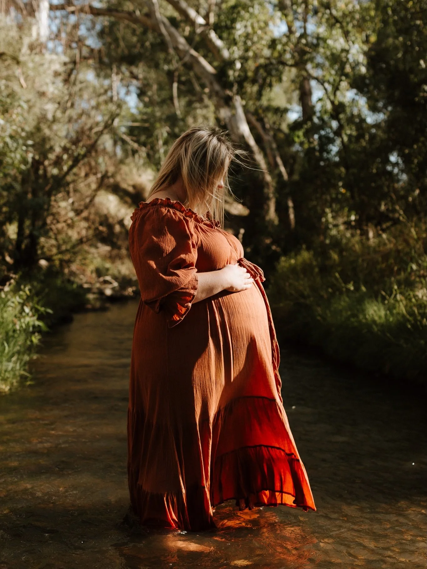 Beautiful Abbey at 34 weeks
I was lucky enough to photograph their pregnancy announcement and soon their beautiful baby 🥹 

Bendigo Maternity Photographer