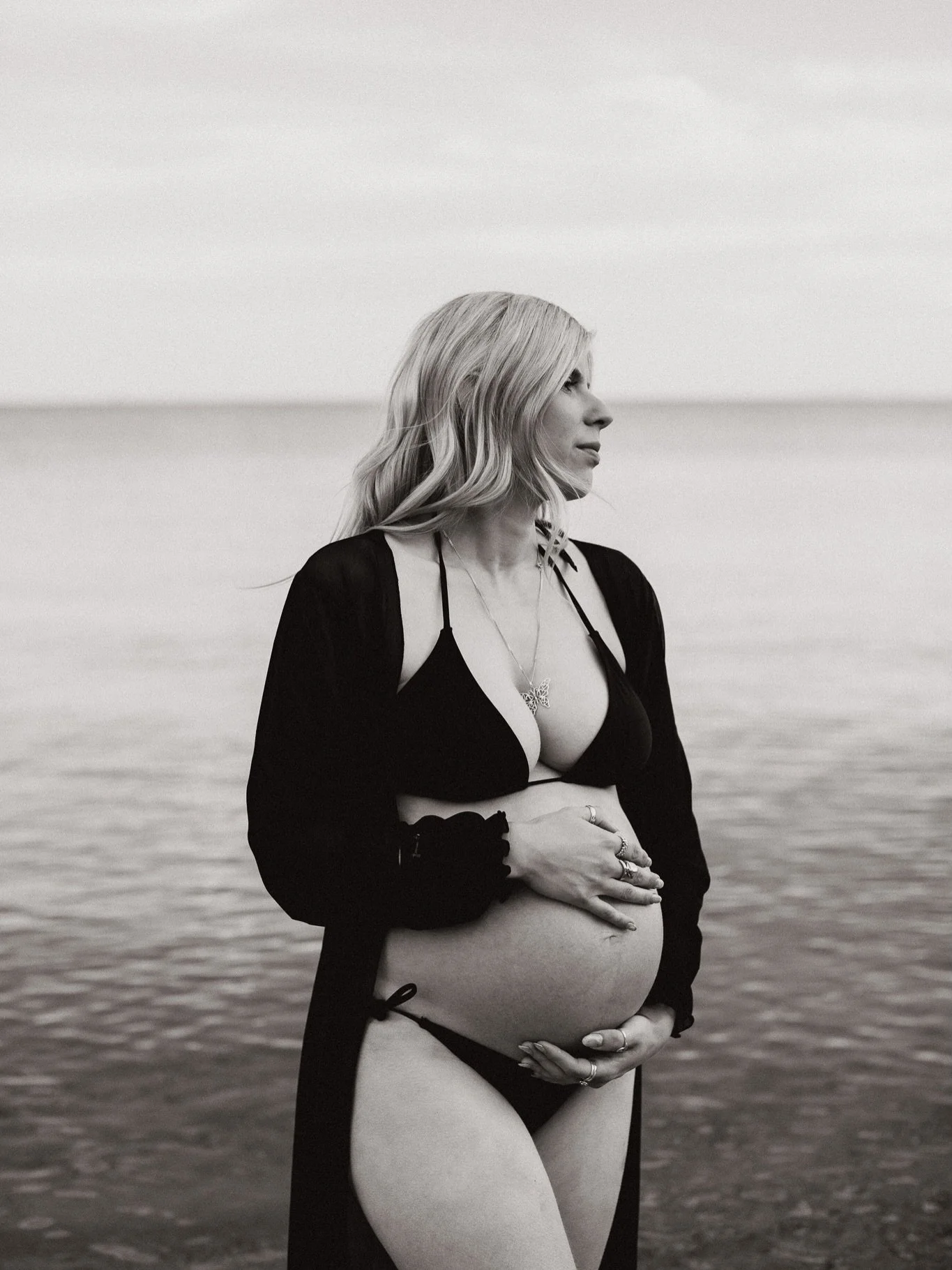 Victoria at 34 weeks 🖤 
Can&rsquo;t wait to share more from this session