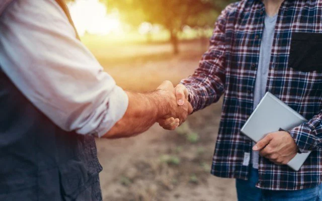 Handwerker schütteln Hände bei Firmenevent in Leipzig