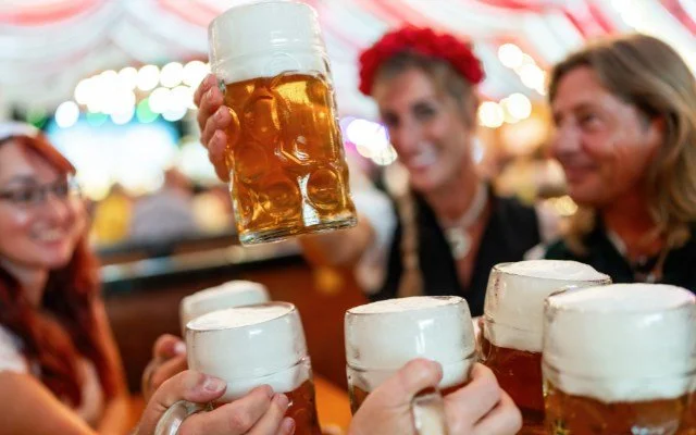 Firmenfest im Oktoberfest-Motto mit Bier und bayerischer Deko in Leipzig