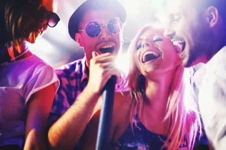 Karaoke bei Firmenfeier in Leipzig mit singenden glücklchen Mitarbeitern