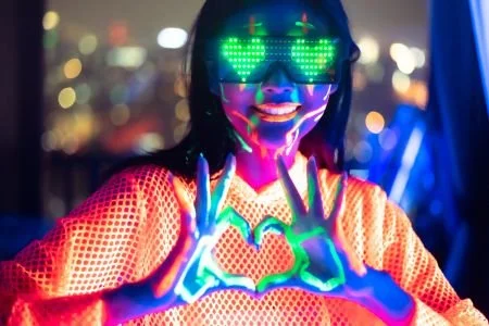 Firmenveranstaltung mit Motto im 90er-Jahre-Stil mit Neonfarben, Retro-Deko in Leipzig