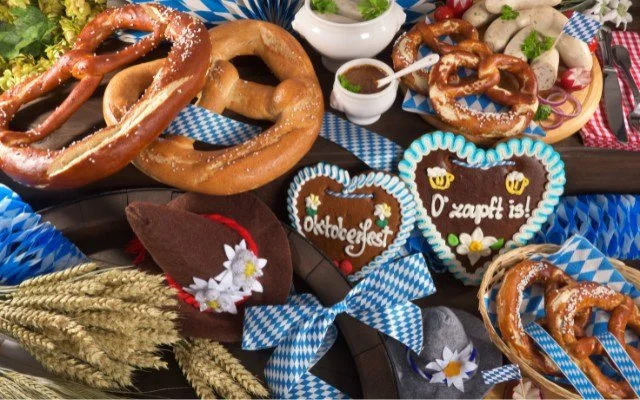 Firmenfest im Oktoberfest-Motto mit bayerischer Deko und Essen