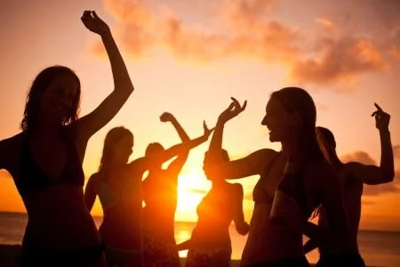 Outdoor-Sommerfest mit Salsa-Musik, Tanzfläche und karibischer Stimmung