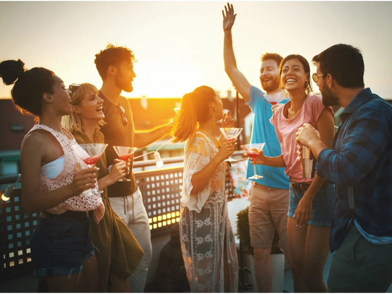Sommerliches Firmenevent im Aeró-Chic-Stil auf Rooftop mit Drinks und Musik