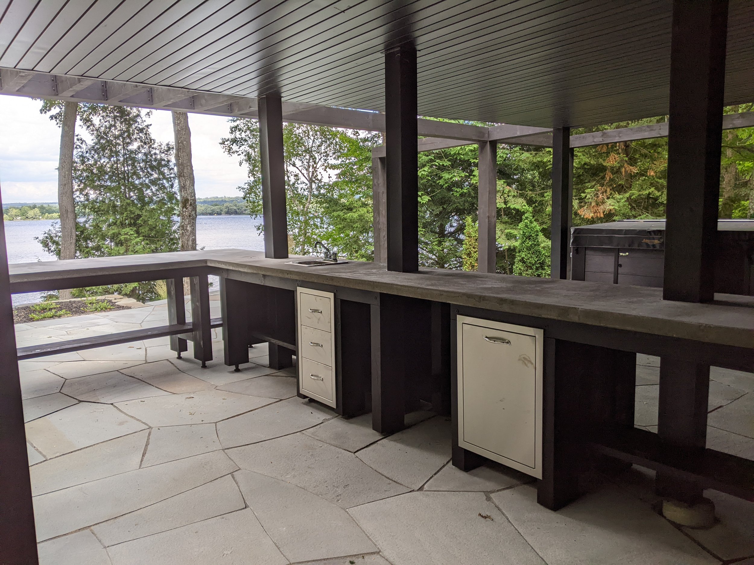 Cuisine extérieur sur mesure avec terrasse en pierre naturelle