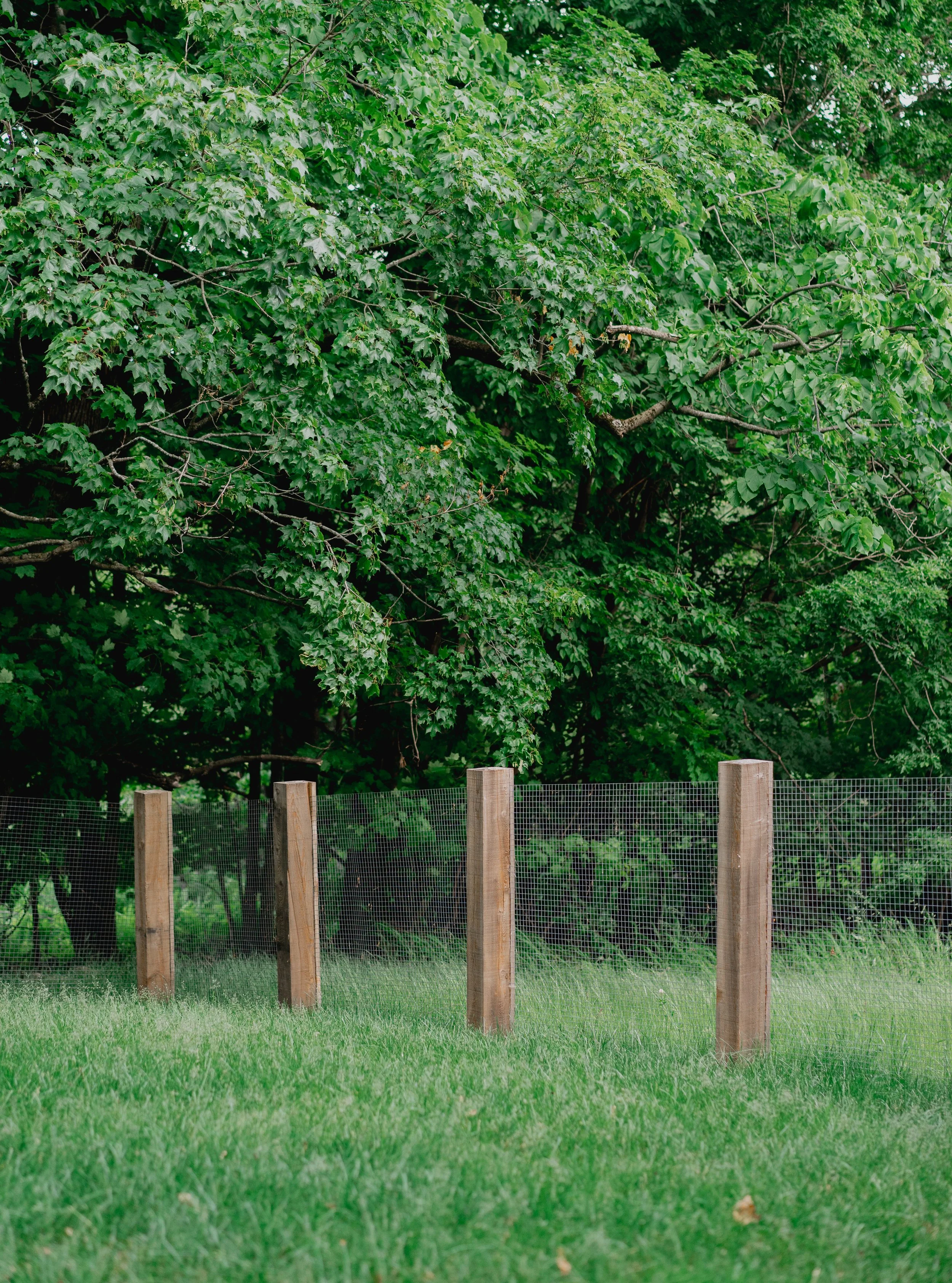 Clôture en bois sur mesure pour piscine creusée en campagne
