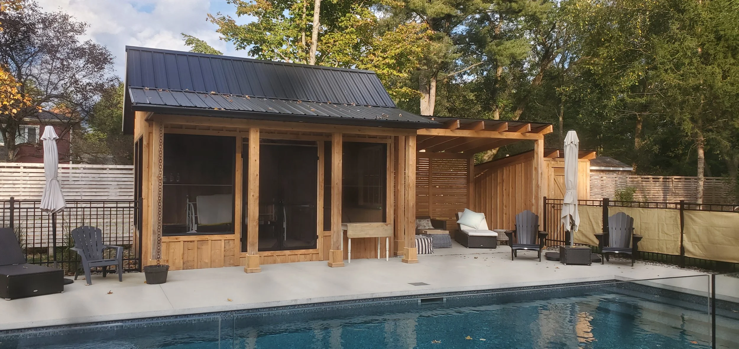 Pool house en bois aménagé au Lac-Brome