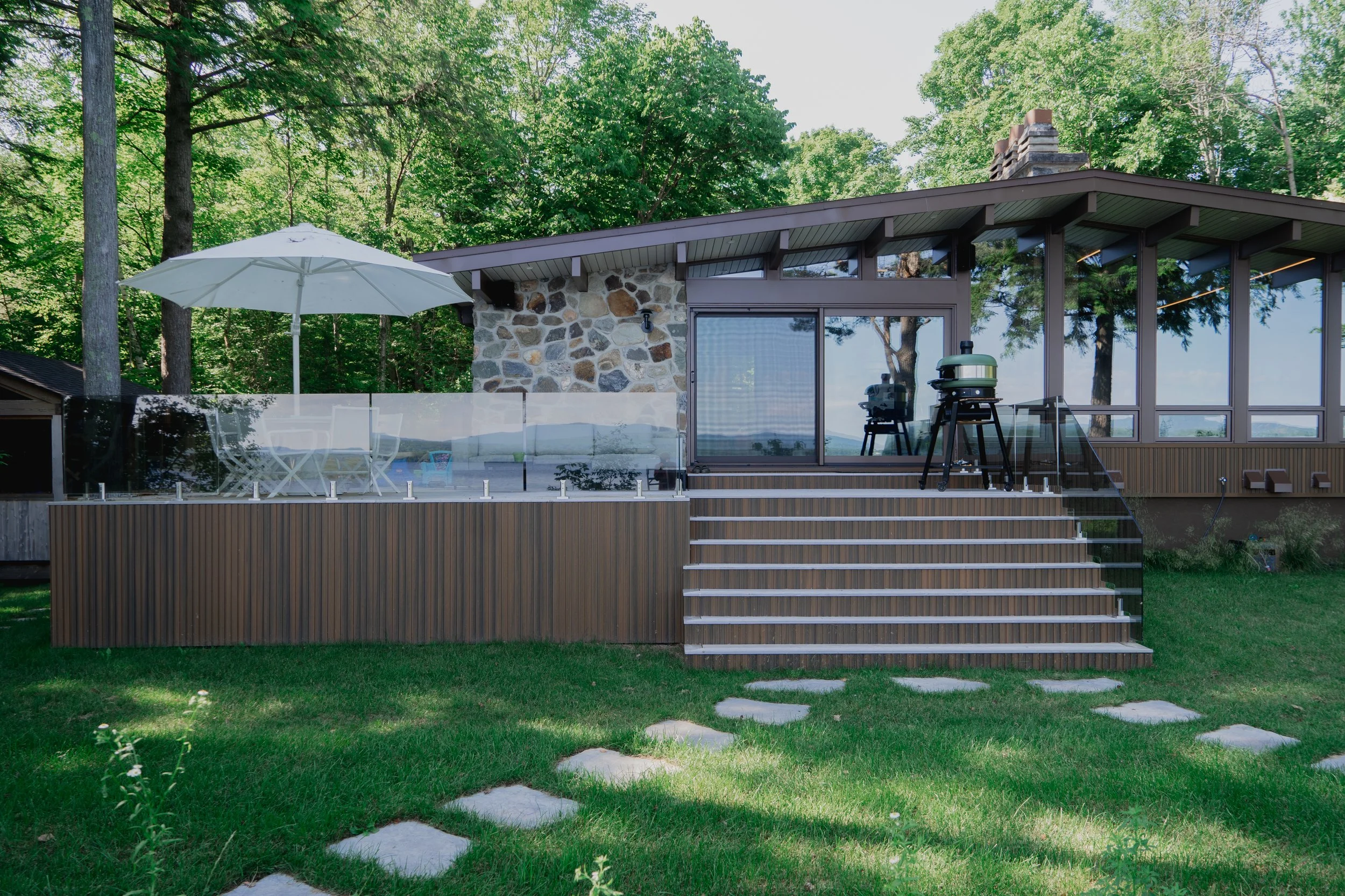 Terrasse en composite sur mesure au bord du Lac-brome