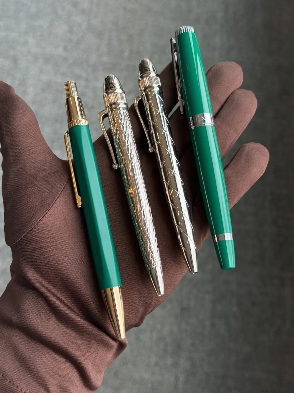 Pens, anyone? 🖊️👑 

#rolex #brandmerch #accessories #luxury #luxurylifestyle #luxurywatches #luxuryaccessories #pens #watchdealer