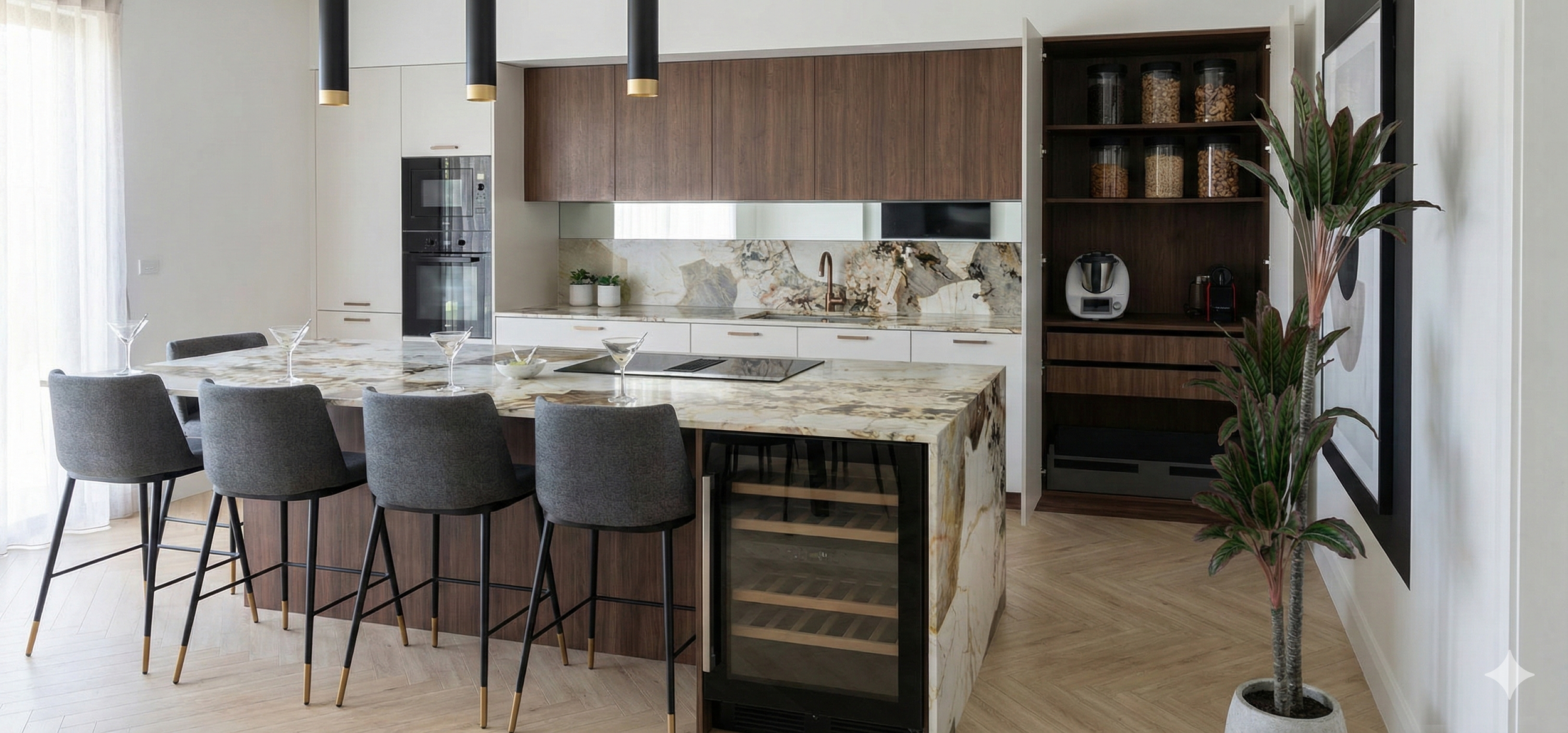 Cuisine moderne avec un îlot central en marbre blanc, plusieurs chaises en tissu gris, étagère en bois avec des bocaux, un four intégré, un grand potted plant, et un cadre noir sur le mur.