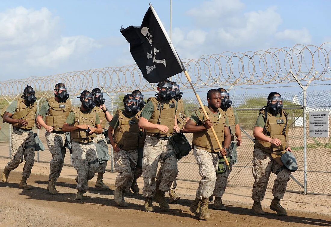 Interval training comparison graphic: 6×800m high-intensity runs vs daily 3-mile steady-state for tactical cardio, showing superior VO2 max, anaerobic capacity, injury reduction, and combat performance gains