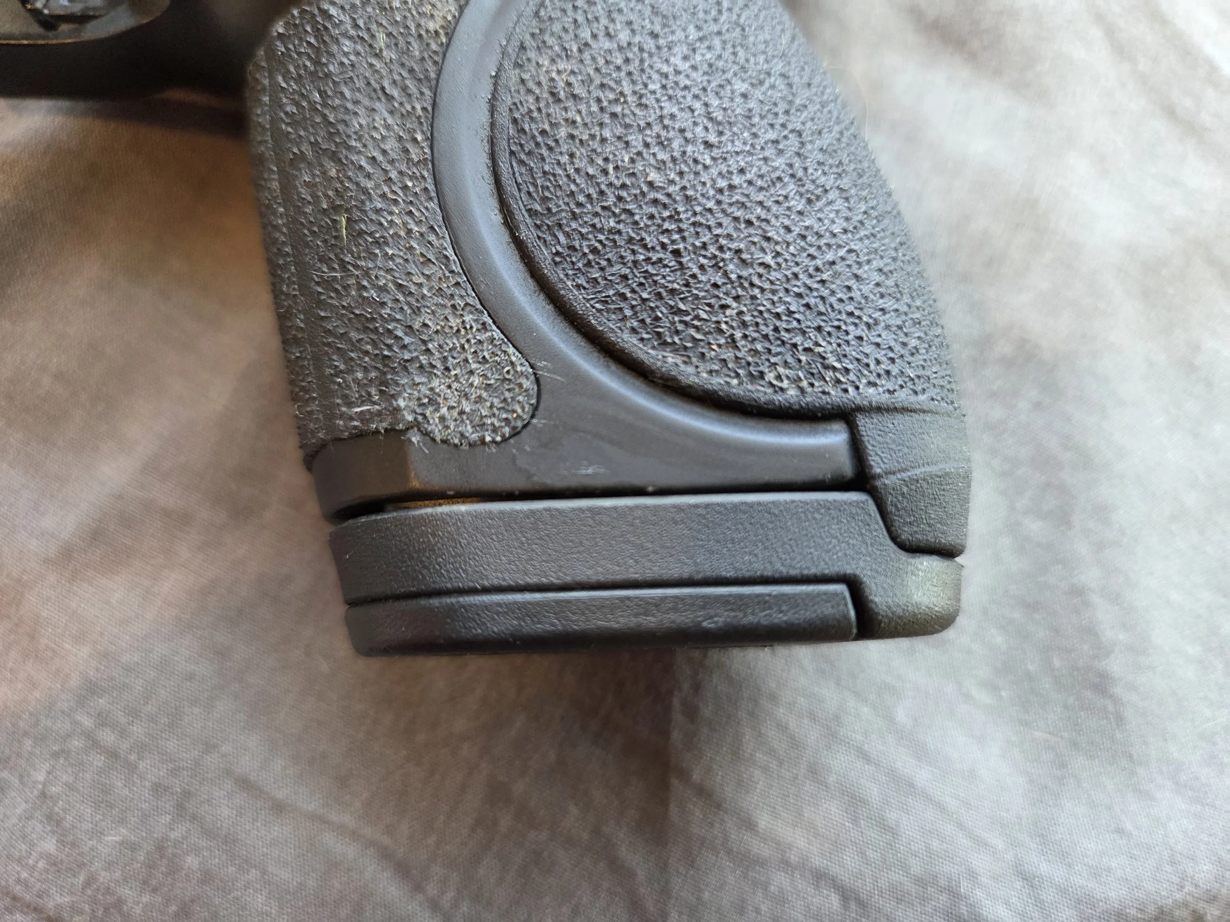 S&W CSX magazine grip fit, shows used grip and tight magazine fit
