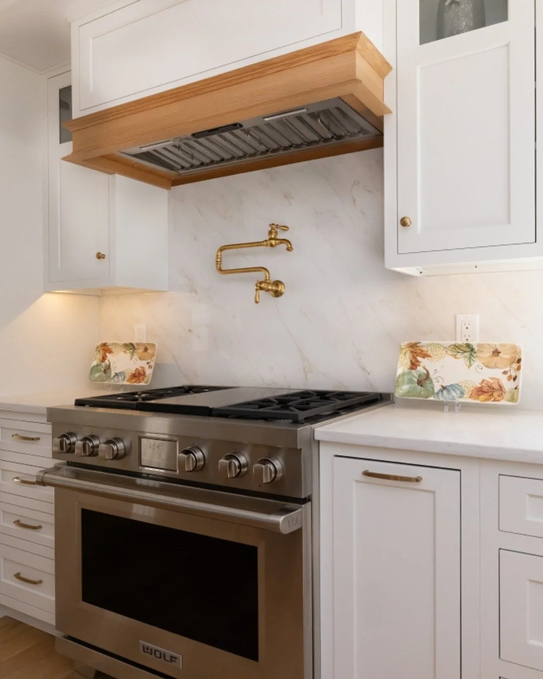 Designed for everyday living &mdash; with thoughtful finishes throughout.

Clean cabinetry, durable surfaces, and warm accents make this kitchen work beautifully.

#ShepardConstruction #DesignBuild #SouthShoreBuilders #CustomHomes #SouthShoreMA