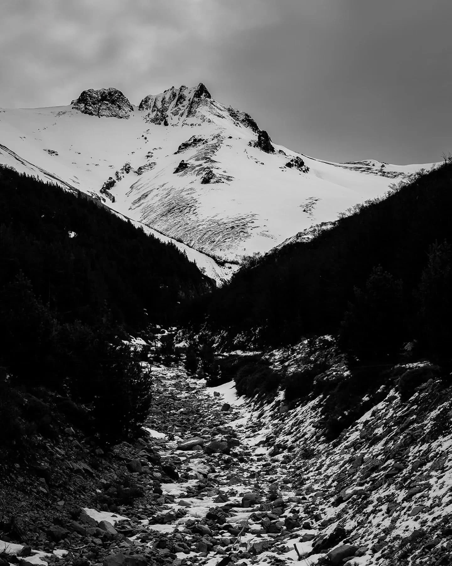 Blizzard is coming
.
.
#parquenacionalcerrocastillo #snow #carreteraaustral #mountain #chile #patagonia #badass_bnw #blackandwhite #blackandwhitephotography #rawmountains #bnw #bnw_addiction #bnw_landscape #bnwlife #bnwmood #bnwphoto #bnwphotography