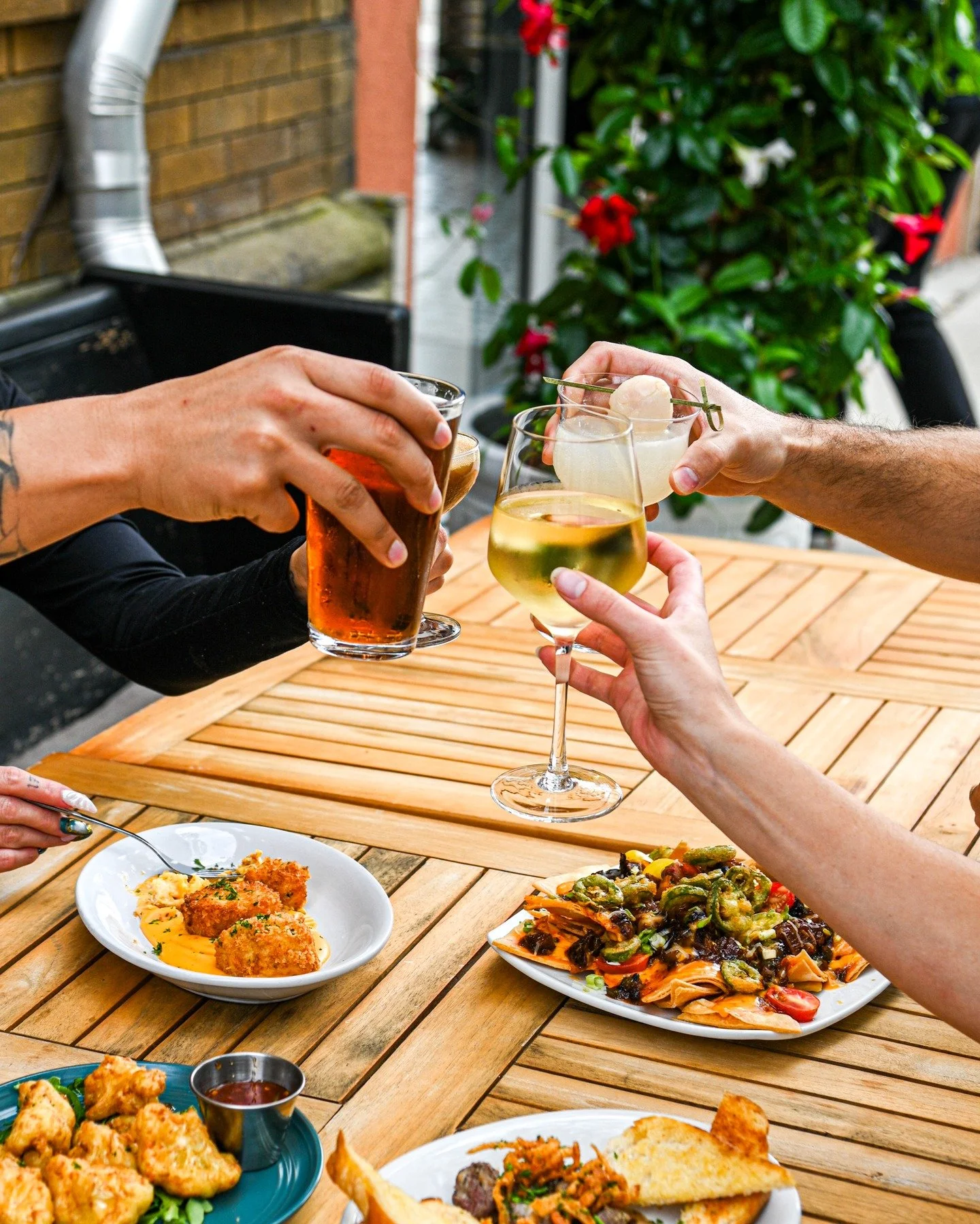 Outside just looks better at Midtown 👀✨

Sunshine, brunch, and drinks that hit every time 🤍

This is your sign to stop scrolling and go out 🍸
Pull up to Midtown Social today!

🕘  We are open from 9am - 9pm! | 📍4160 Woodward Ave.

#MidtownSocial 