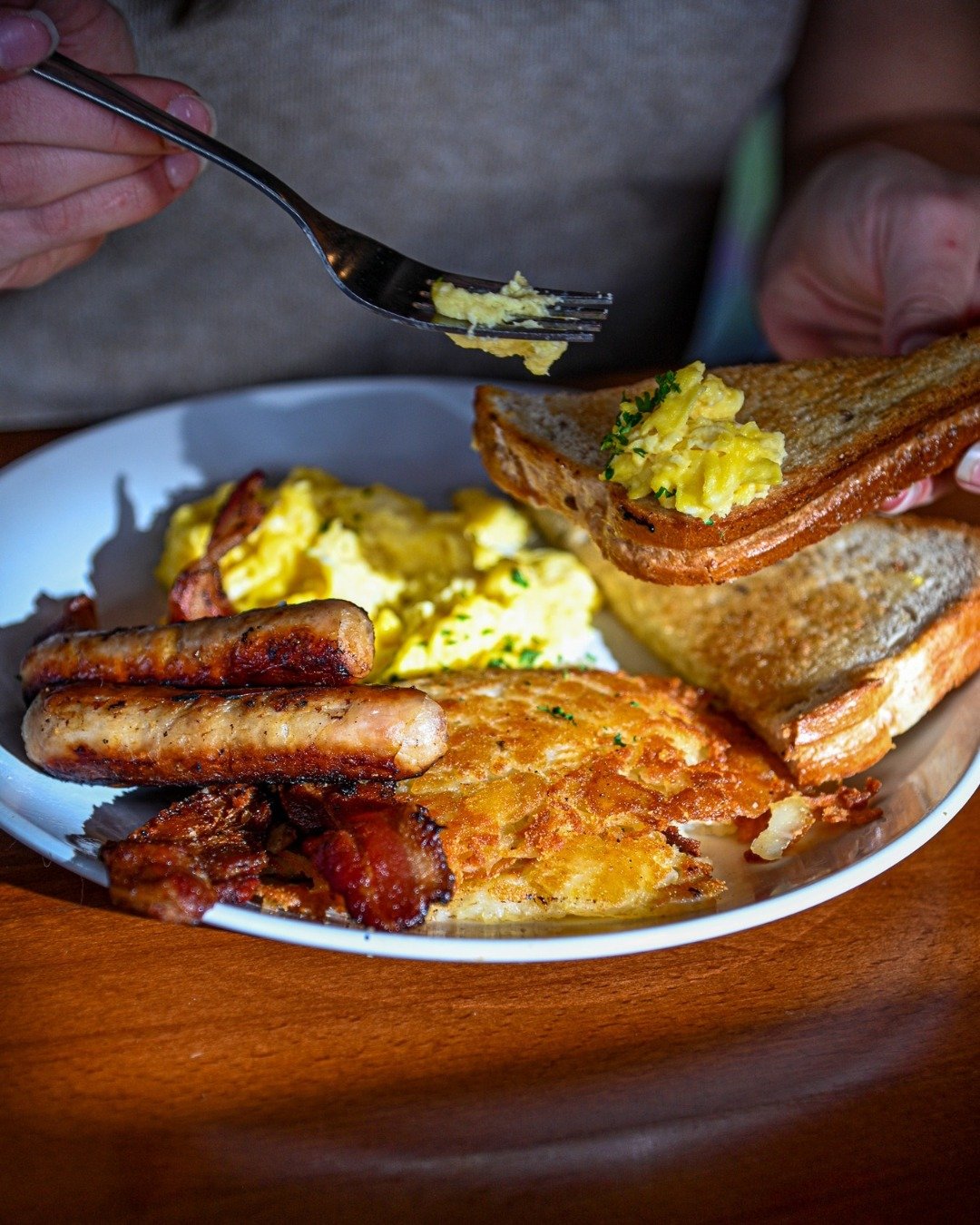 Your weekend plans just got better! 🍳 🥓

Classic brunch, done right&mdash;crispy, buttery, and made fresh 🤤
No notes. Just good food.

Serving brunch daily until 3pm | Text your group chat &amp; pull up to Midtown Social!✨ 

#MidtownSocial #Detroi