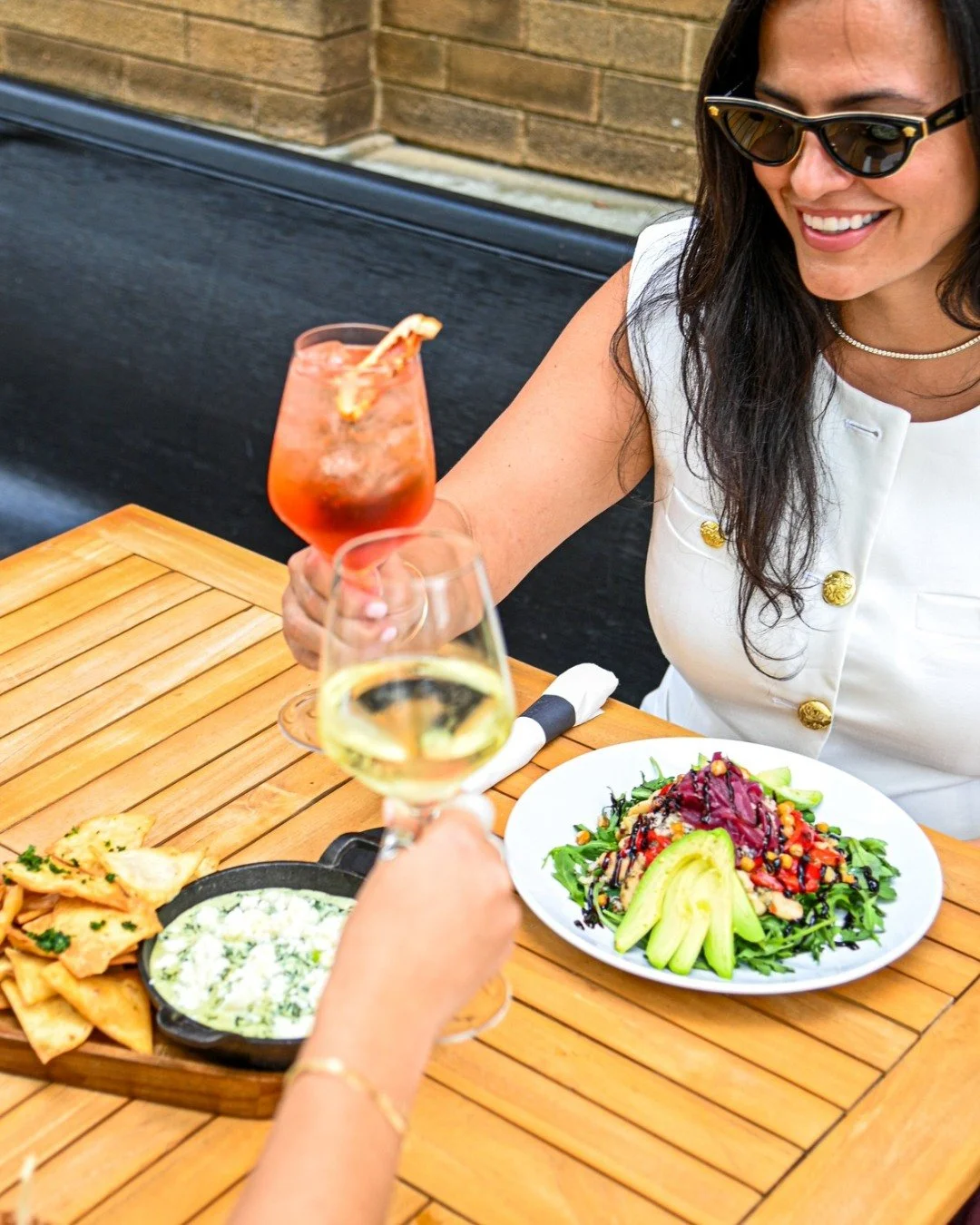 Catch up, cheers, repeat. 👀🍸✨

From the first sip to the last bite&hellip; it just feels right 🤍
Midtown Social = your new go-to.

👉 Come see us &amp; bring your people | ☀️ Brunch is served until 3pm

#MidtownSocial #DetroitMI #CheersToGoodTimes