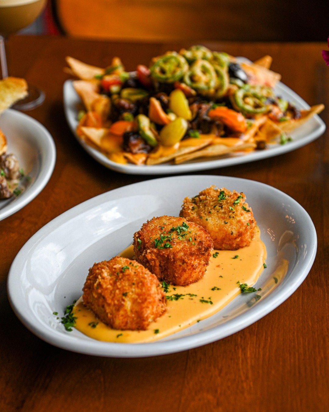 Crispy on the outside&hellip; unreal on the inside 👀🔥

Mac &amp; Cheese Bites with a bold beer cheese sauce 🤤
The perfect start to the table! 

✨ Part of our happy hour bites! | Tues-Fri 3pm-6pm

Tag your appetizer crew &amp; come see us
We are op