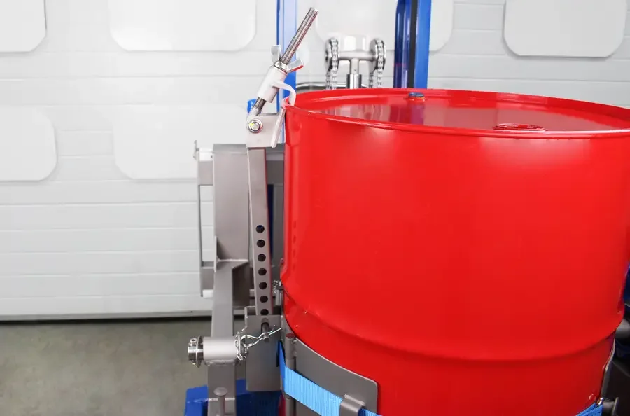 detail of adjustable rim clamp