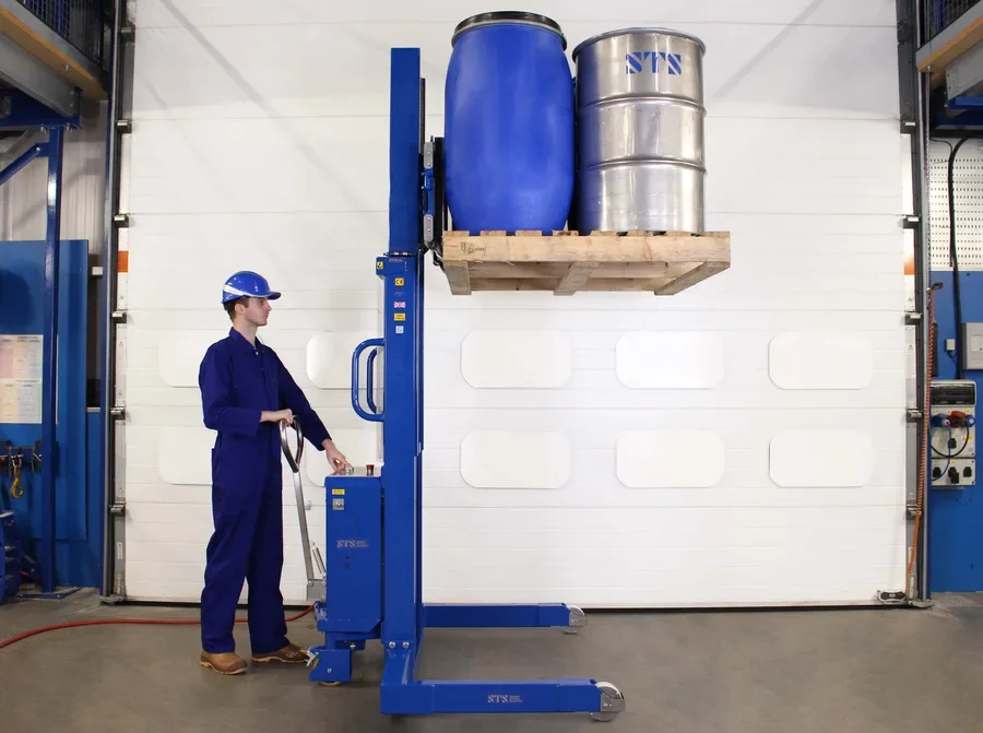 image showing telescoping lift model holding a pallet of steel and plastic barrels