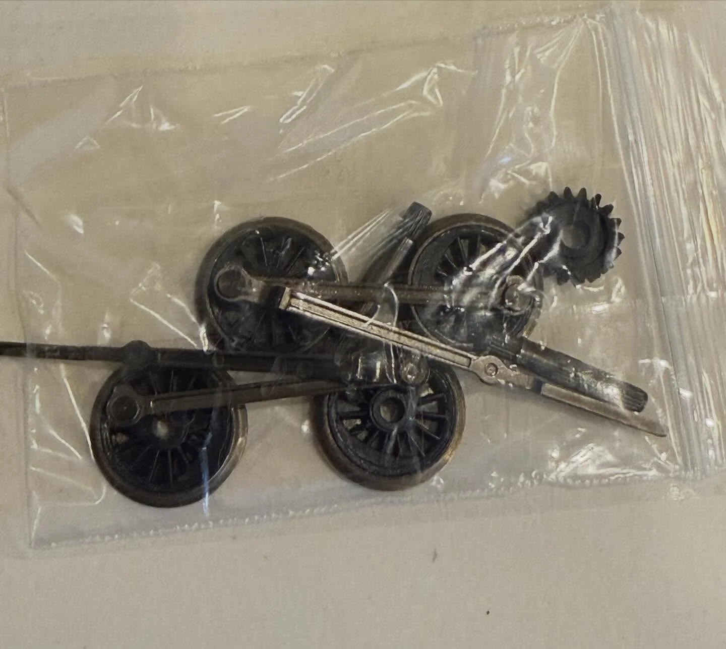 As part of my mission to rehabilitate Smokey Joe chasses as a donor for NG7/O16.5 models, I&rsquo;ve bought a spare set of wheels, axles and connecting rods.
I want to see what I can do with the wheels. I&rsquo;m thinking of replacing the inserts wit