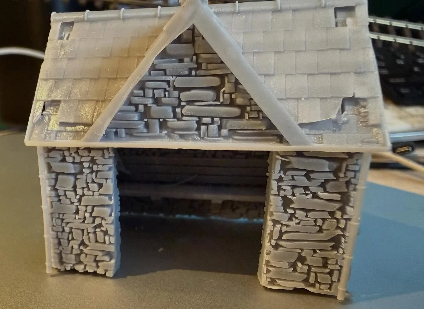 The first prints of my fancy bus shelter turned out pretty well. Usually I like a few loose slates, but not on this model.