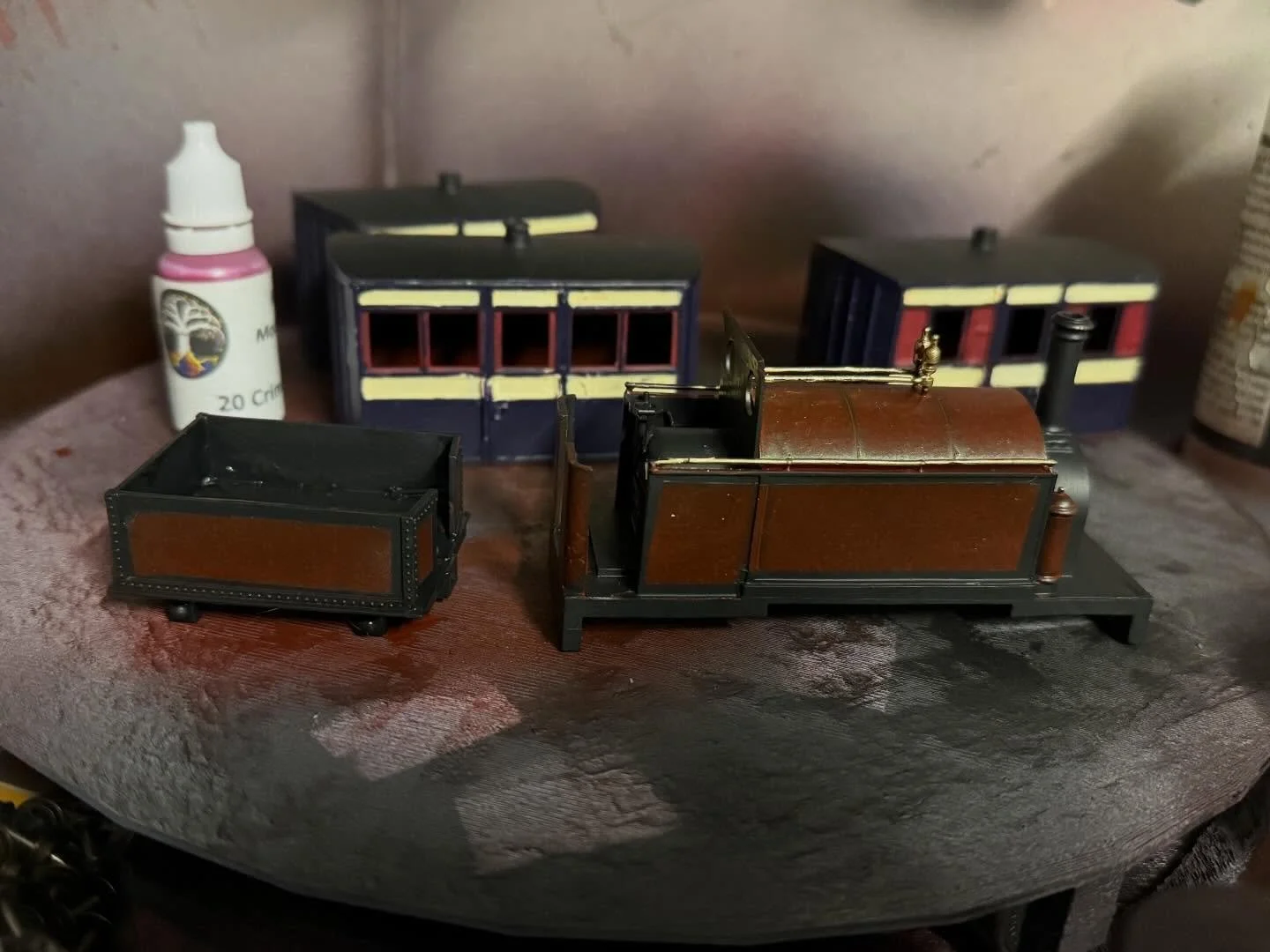 Ready for weathering. The end effect on this model is intended to be very distressed, like an out of use loco that&rsquo;s been brought back into service.
I used black primer and a single coat of maroon to give that faded effect. I&rsquo;m going to l