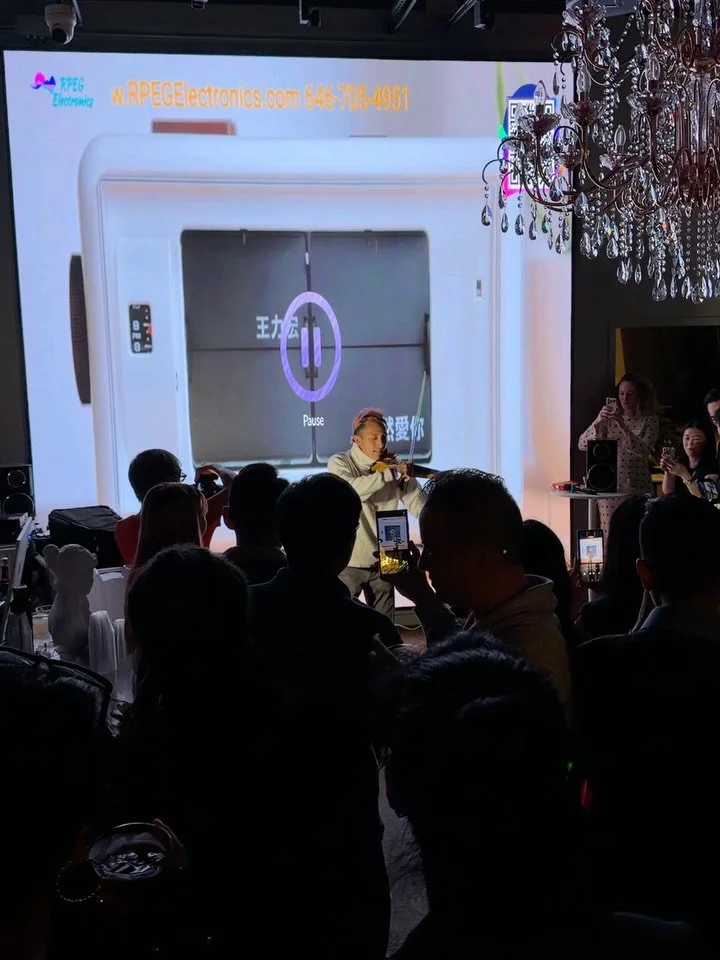 Two nights at @manhattaneliteclub and both went crazy. Crowd singing, dancing, nonstop energy all night. Love that I can mix and represent both my Chinese culture and Latino culture at these parties! 🎻🔥

Shoutout to @magicray1028 &amp; @aemmixers f
