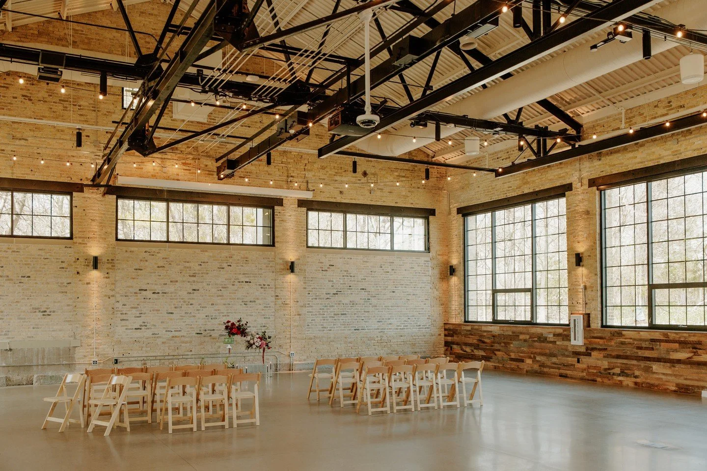 Come experience this stunning new space &mdash; wide open, light-filled, and ready for your perfect day. ✨🤍 Let&rsquo;s make your event unforgettable. Schedule a visit! 

photography: @jonhenesseephoto 
Makeup: @mslaurynmarie 
Hair: @hairbymeghan.mk