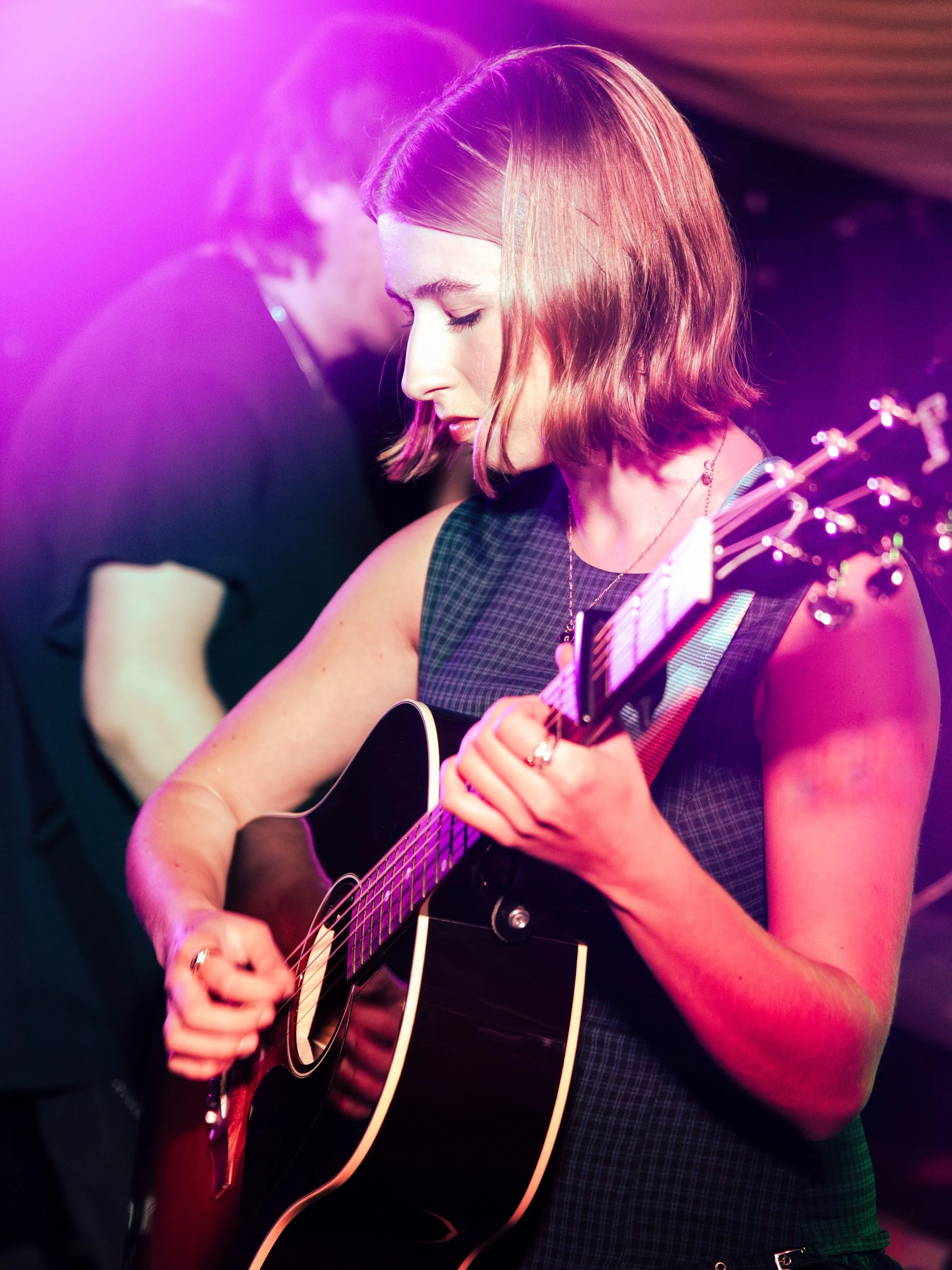 @kittycrockermusic is a singer-songwriter from Cornwall, influenced by lyricists like Lizzy McAlpine. Her discography, including singles &lsquo;Wake Up Call&rsquo; and &lsquo;Domino Effect&rsquo; is known for their catchy rhythms and sonic storytelli