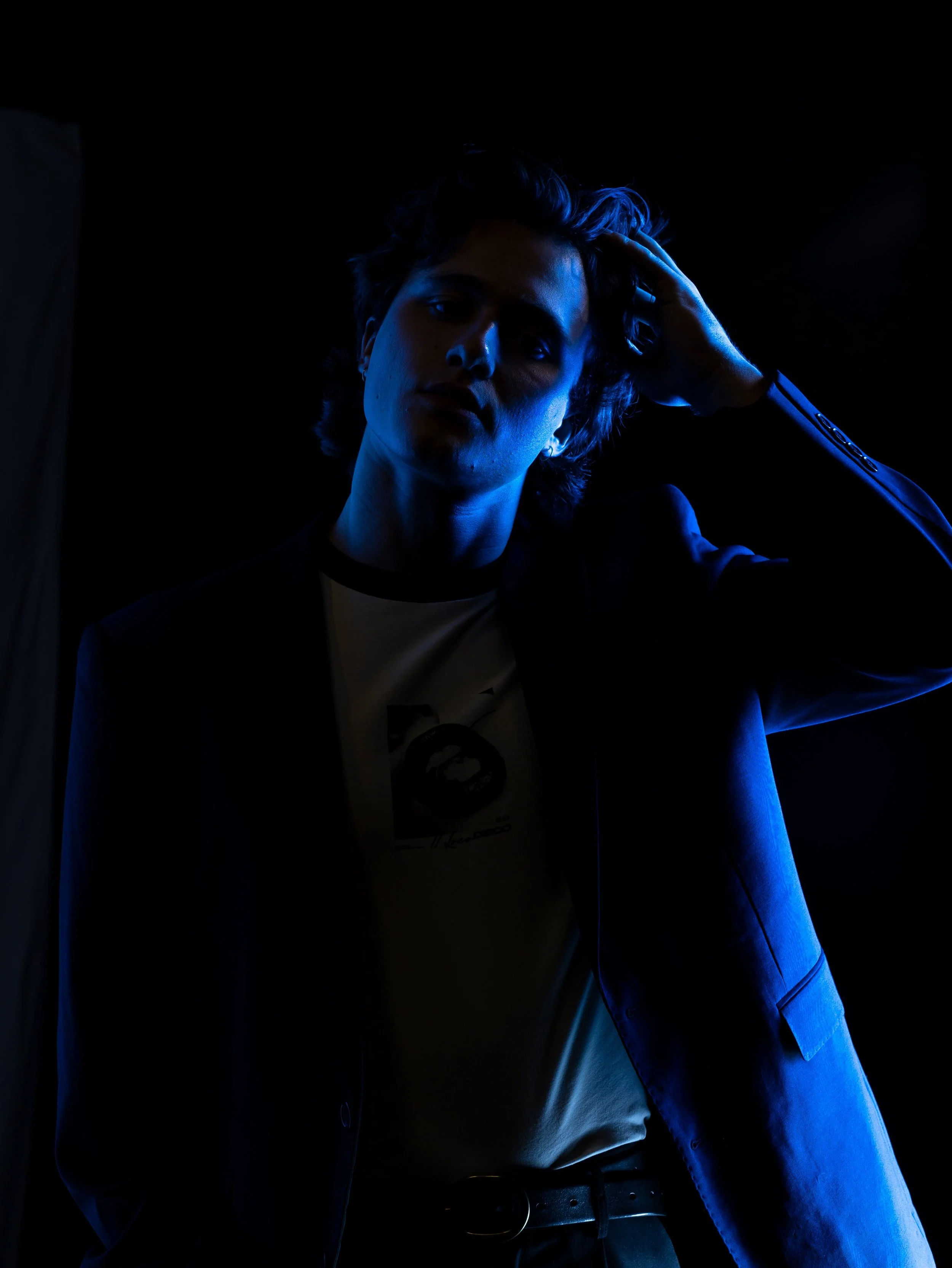 Live, @tomhanniganmusic channels the energy of Harry Styles and Dua Lipa, blended with the classic piano-driven musicality of Billy Joel. His songs explore joy, heartbreak, reflection, and the highs and lows of the relationships that shape us. Step i