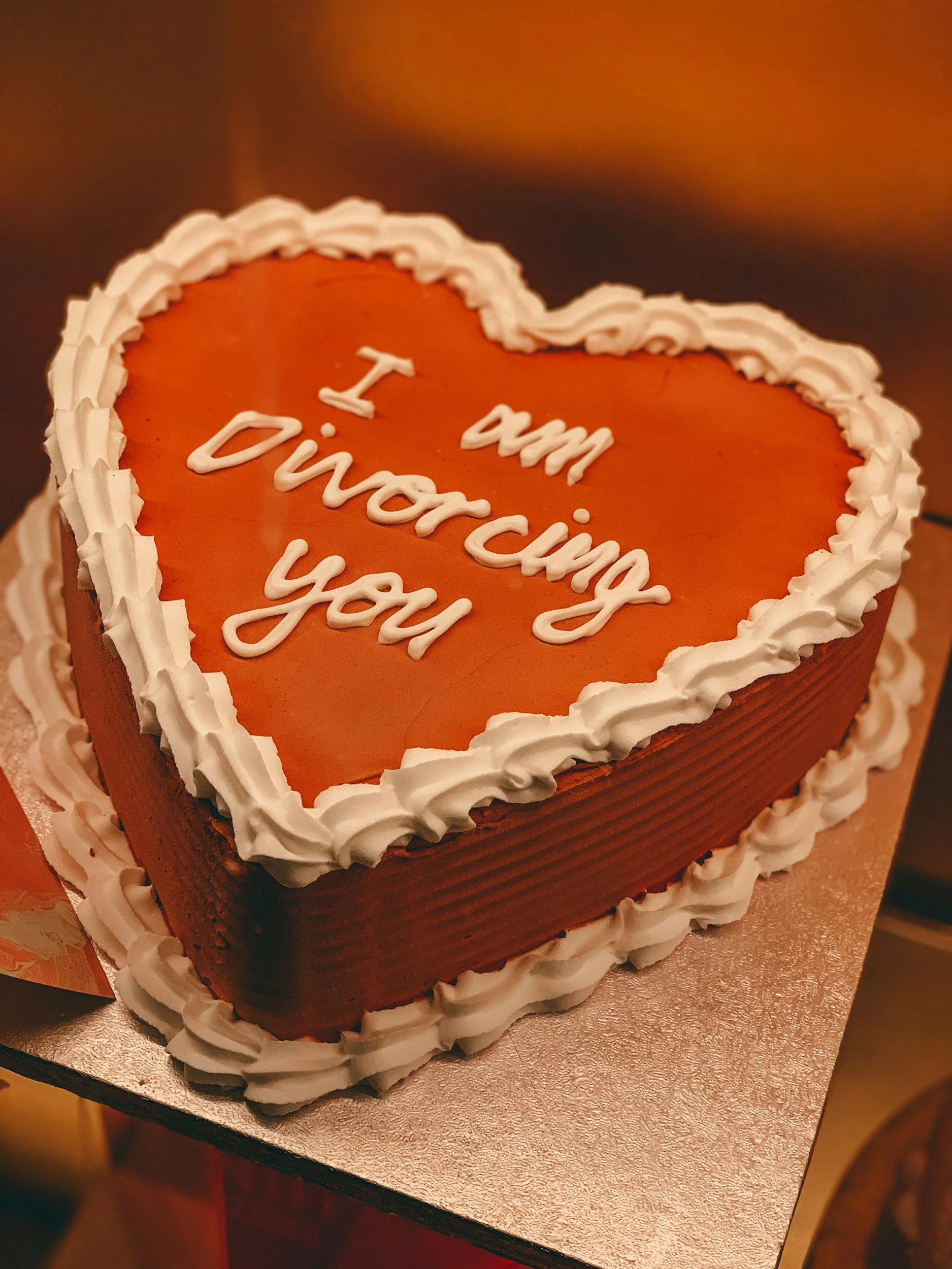 Pastel en forma de corazón con mensaje que dice 'Te amo, I’m dying to dance you'