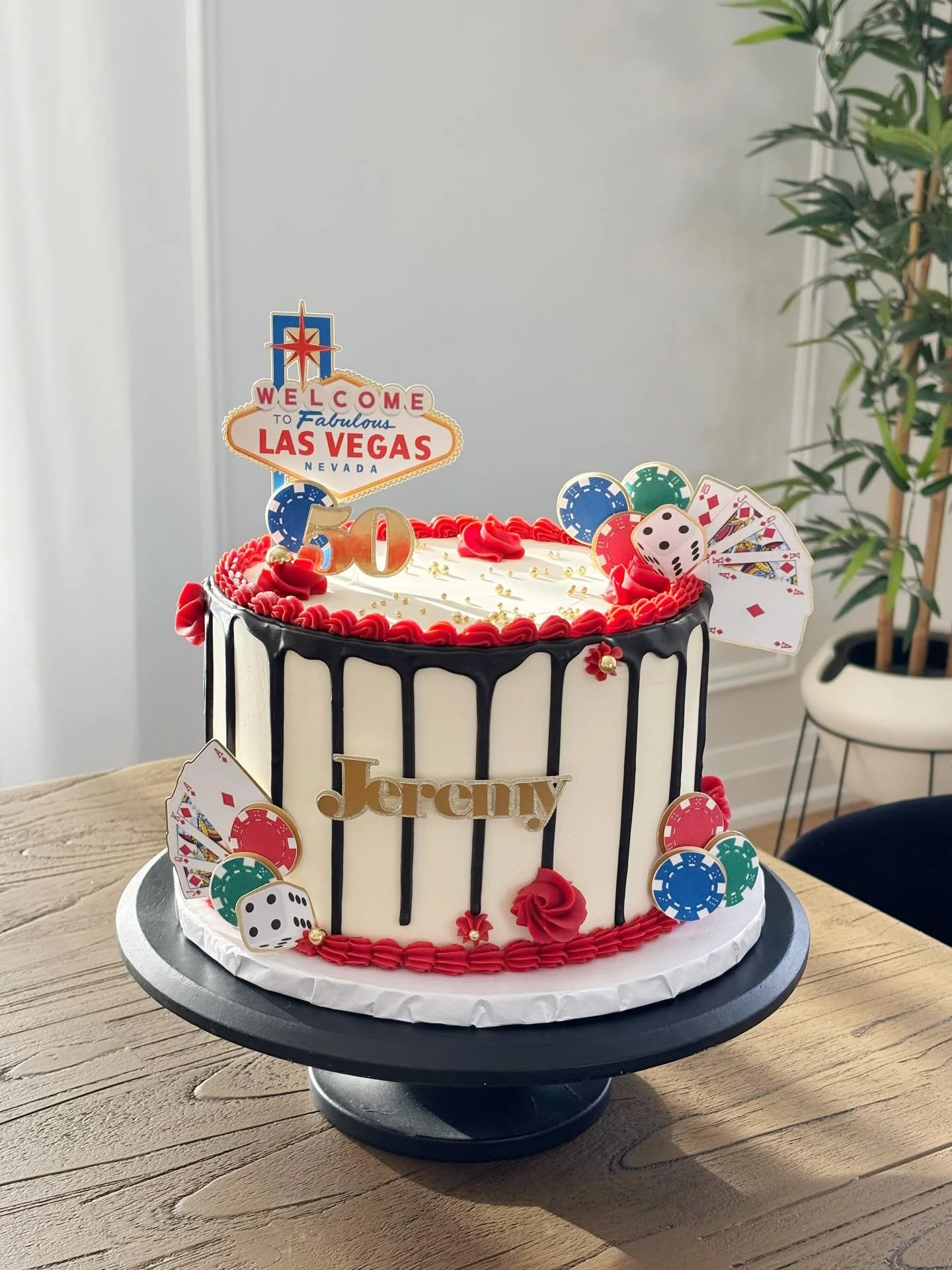All bets are in! This Vegas-themed cake lit up Jeremy&rsquo;s big 5-0 celebration 🎰✨
.
.
.
#vegascake #oakvillecakes #burlingtoncakes