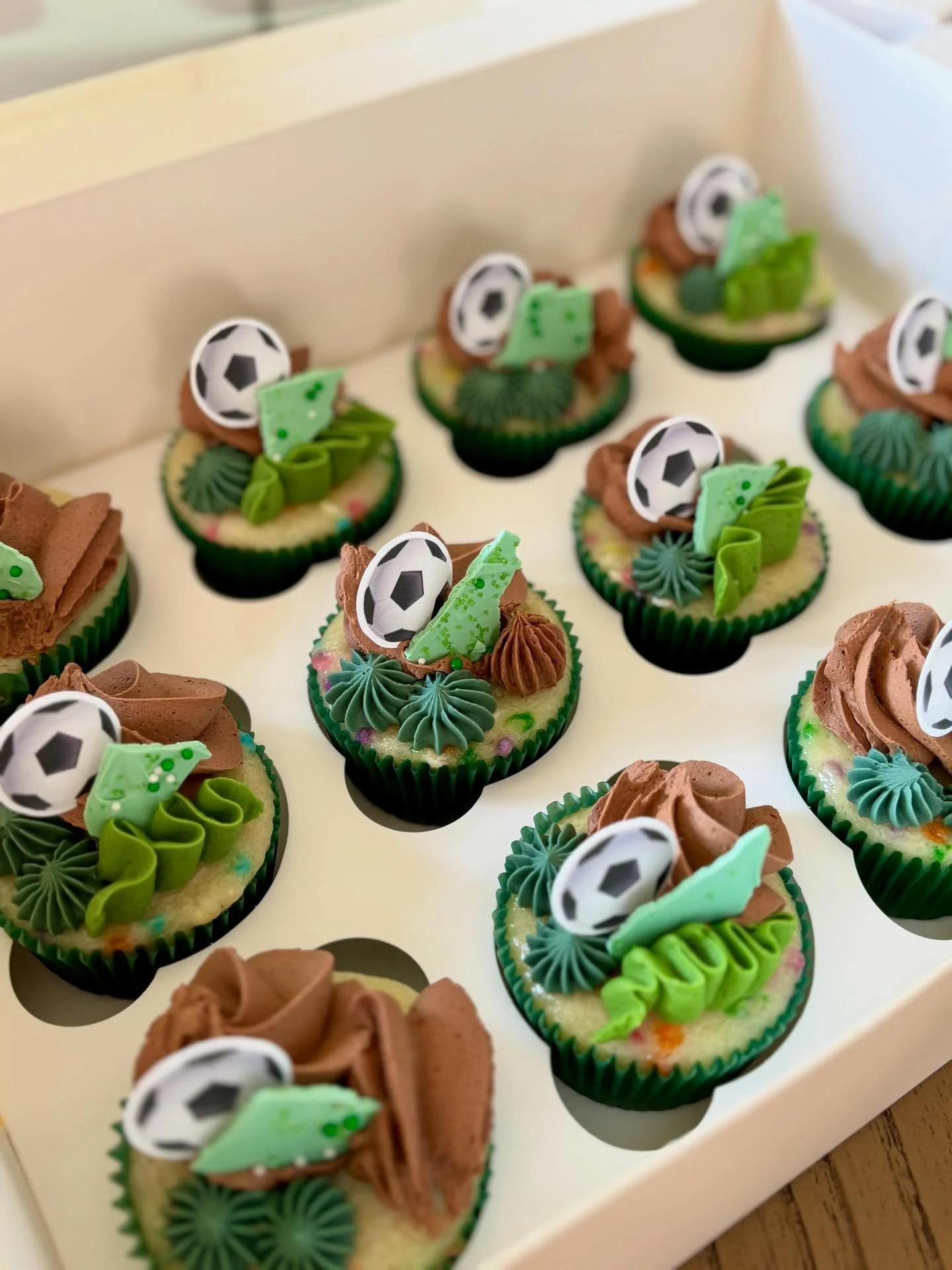 Soccer cupcakes for a little kicker turning 4! ⚽️
.
.
.
#soccercupcakes #oakvillecupcakes #burlingtoncupcakes