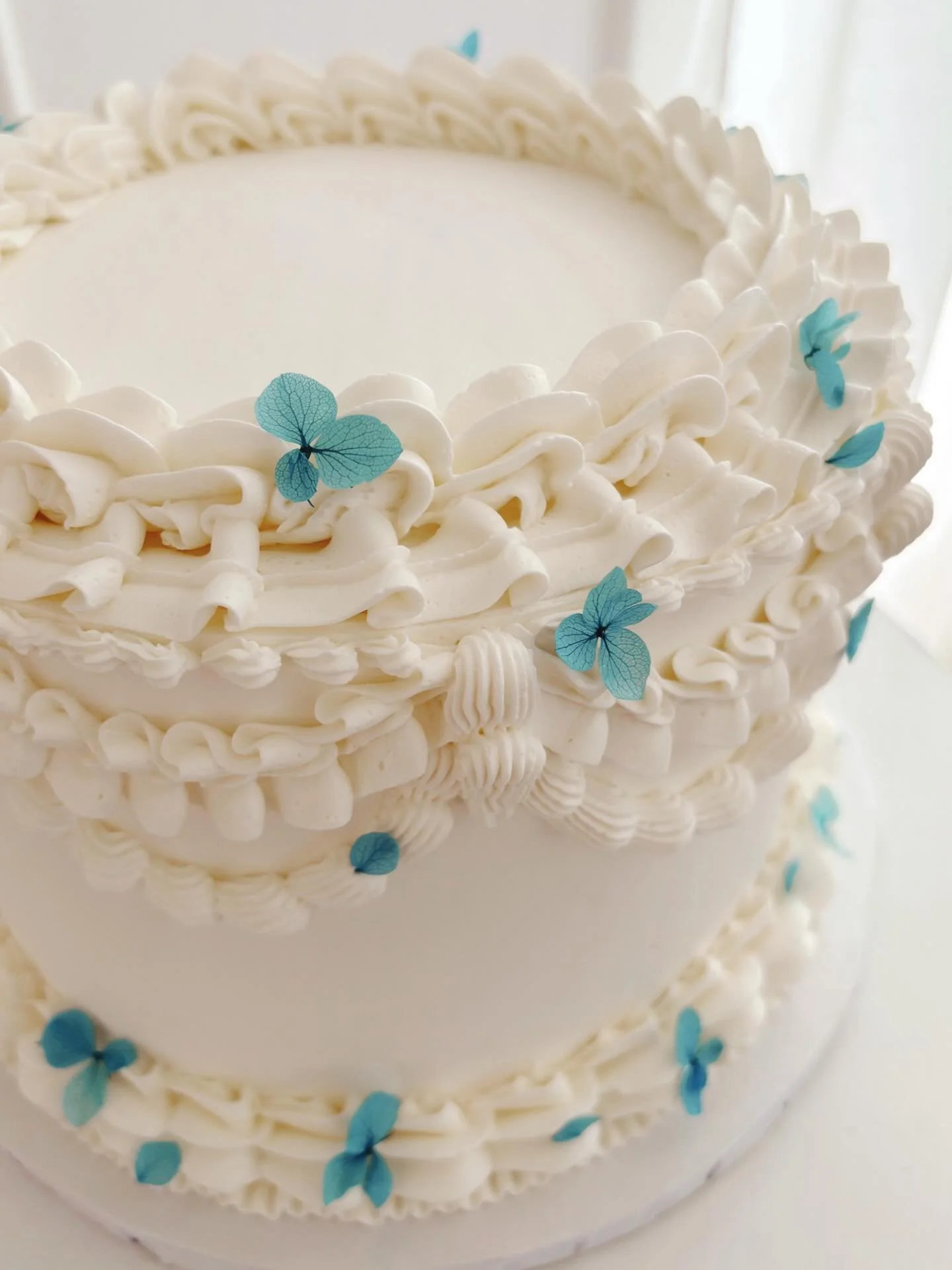 Delicate vintage piping and blue hydrangea details. A timeless cake to celebrate baby boy 💙
.
.
.
#babyshowercake #customcakesoakville #customcakesburlington