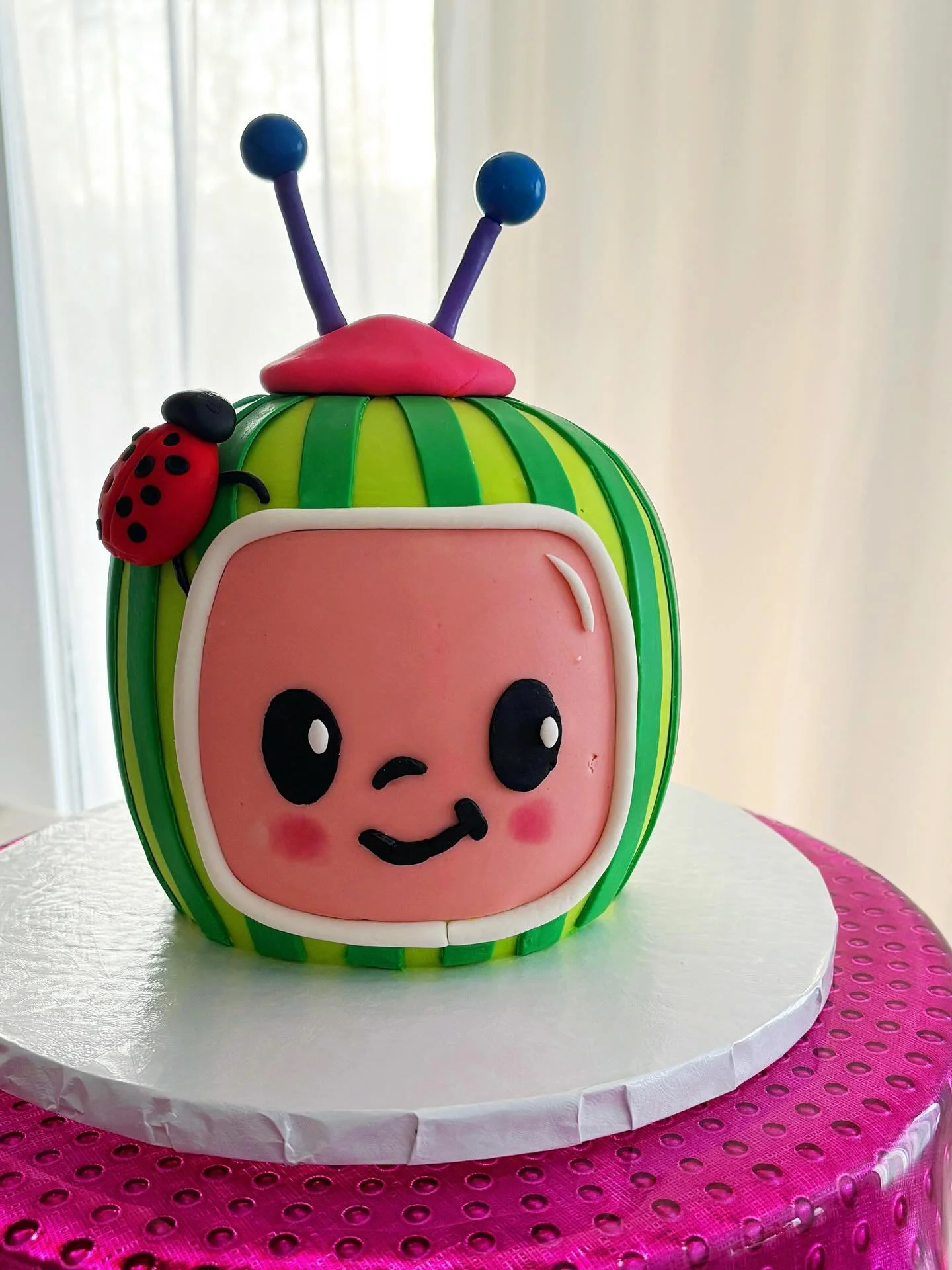 Definitely one of those cakes that brings instant smiles to a toddler party! Cocomelon vibes all the way 🍉💚
.
.
.
#cocomeloncake #oakvillecakes #burlingtoncakes