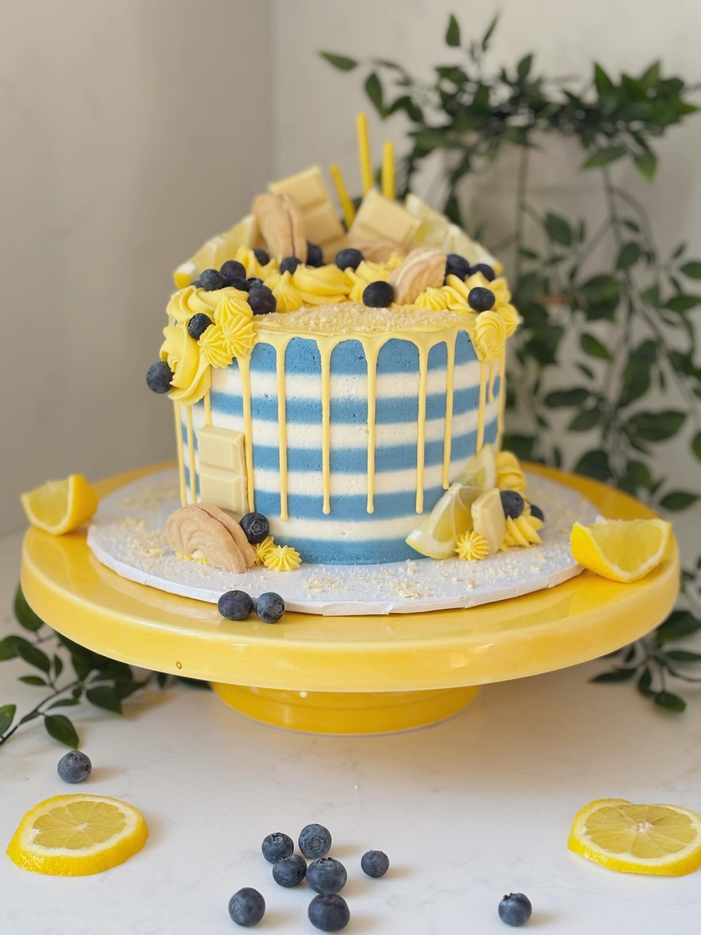 Lemon blueberry overload cake! Bright flavors &amp; bold layers 🫐💛
.
.
.
#lemonblueberrycake #oakvillecakes #burlingtoncakes
