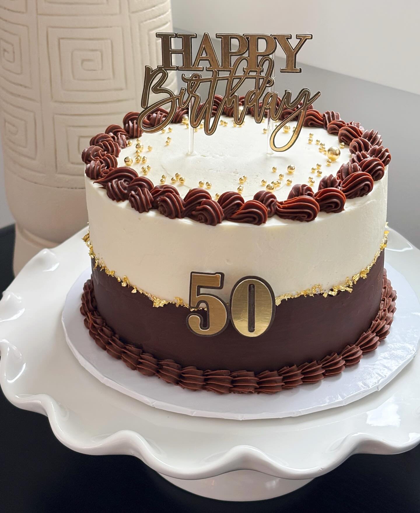 Half vanilla, half chocolate&hellip; made to celebrate an amazing 50th ✨
.
.
.
#oakvillecakes #burlingtoncakes #oakvillecustomcakes