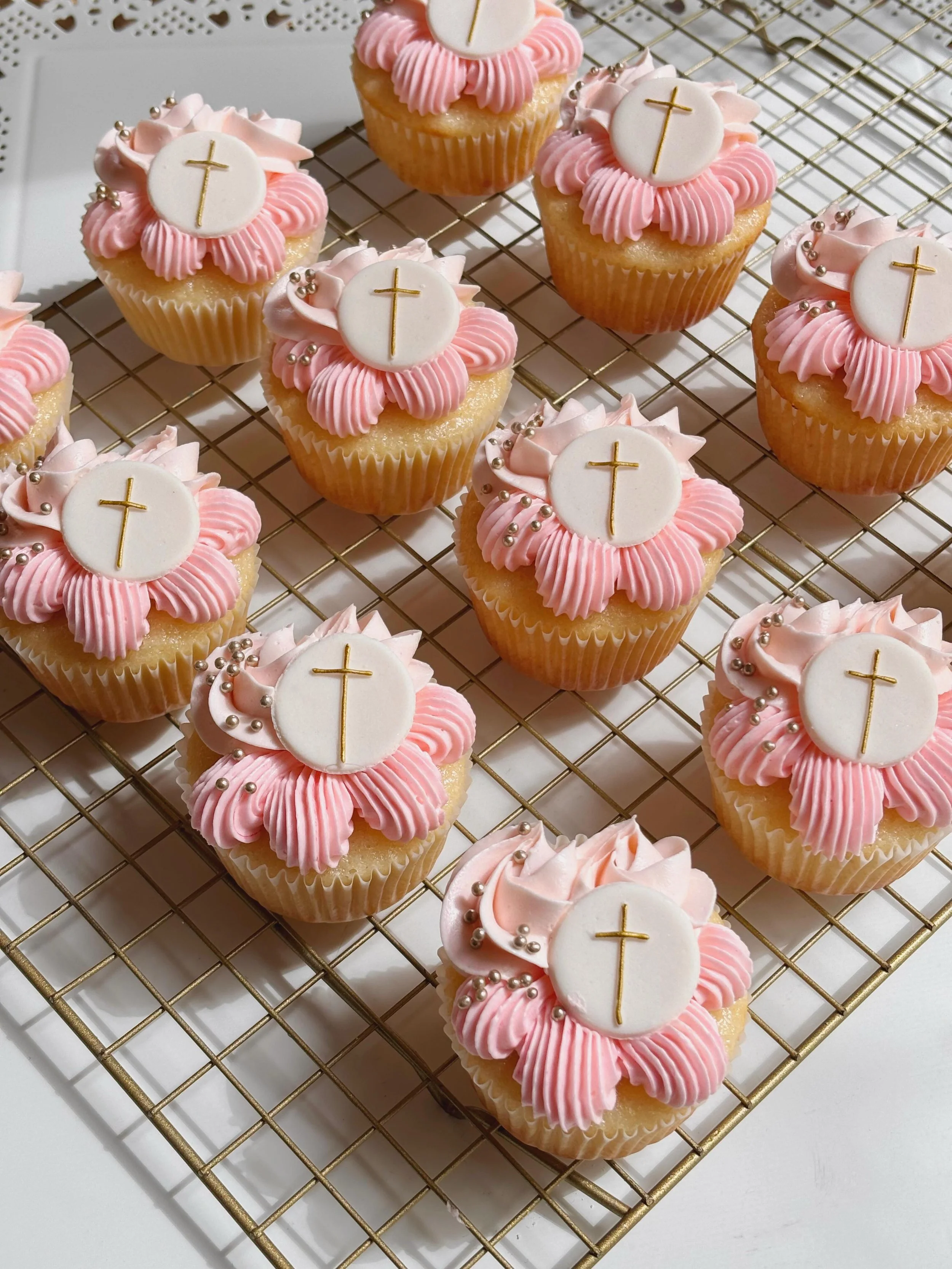 Congratulations and God bless to everyone celebrating their First Holy Communion! Thank you for choosing me to bring the sweetness to your beautiful milestones. Happy weekend, everyone! ☀️
.
.
.
#burlingtoncupcakes #oakvillecupcakes #communioncupcake