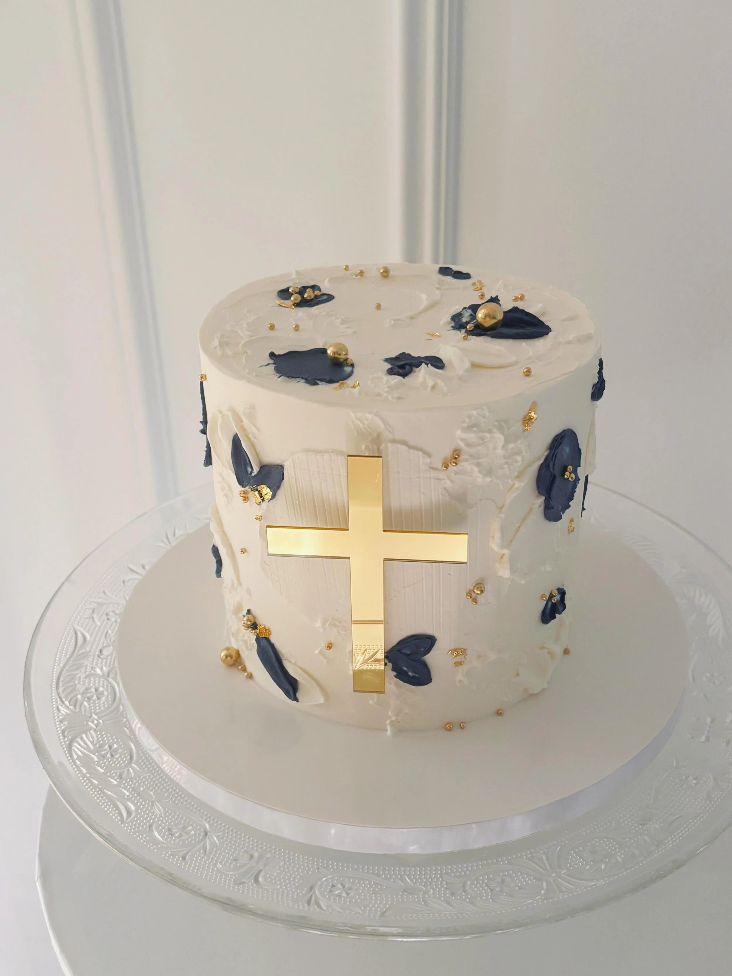 A classic, elegant design for a very special milestone ✨
.
.
.
#communioncake #oakvillecakes #burlingtoncakes
