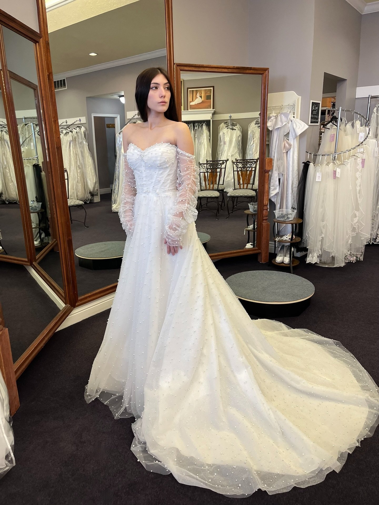 It&rsquo;s the most wonderful time&hellip; to find your dream dress! ❄️
Our clearance sale is happening NOW through December 23, and gowns are priced $399&ndash;$999. A huge selection waiting for you!
Secure your appointment at www.bridalimage.com or