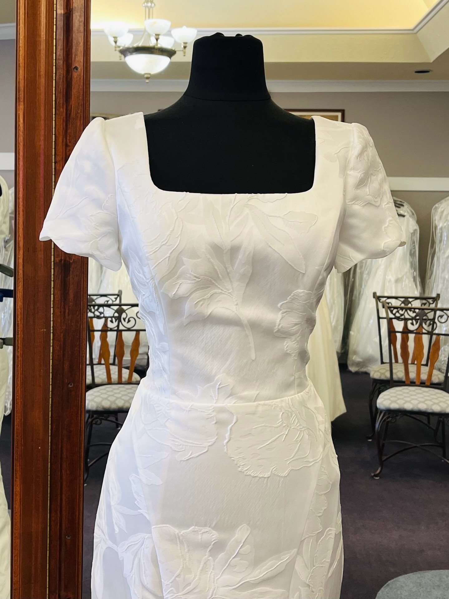 Unwrap the wedding dress you&rsquo;ve been dreaming about. 🎁
✨Swipe to see the Florence gown in all of her glory! 🤍✨

Designer gowns $399&ndash;$999 during our End-of-Year Sample Sale! First come, first serve &mdash; come early for the best picks!
