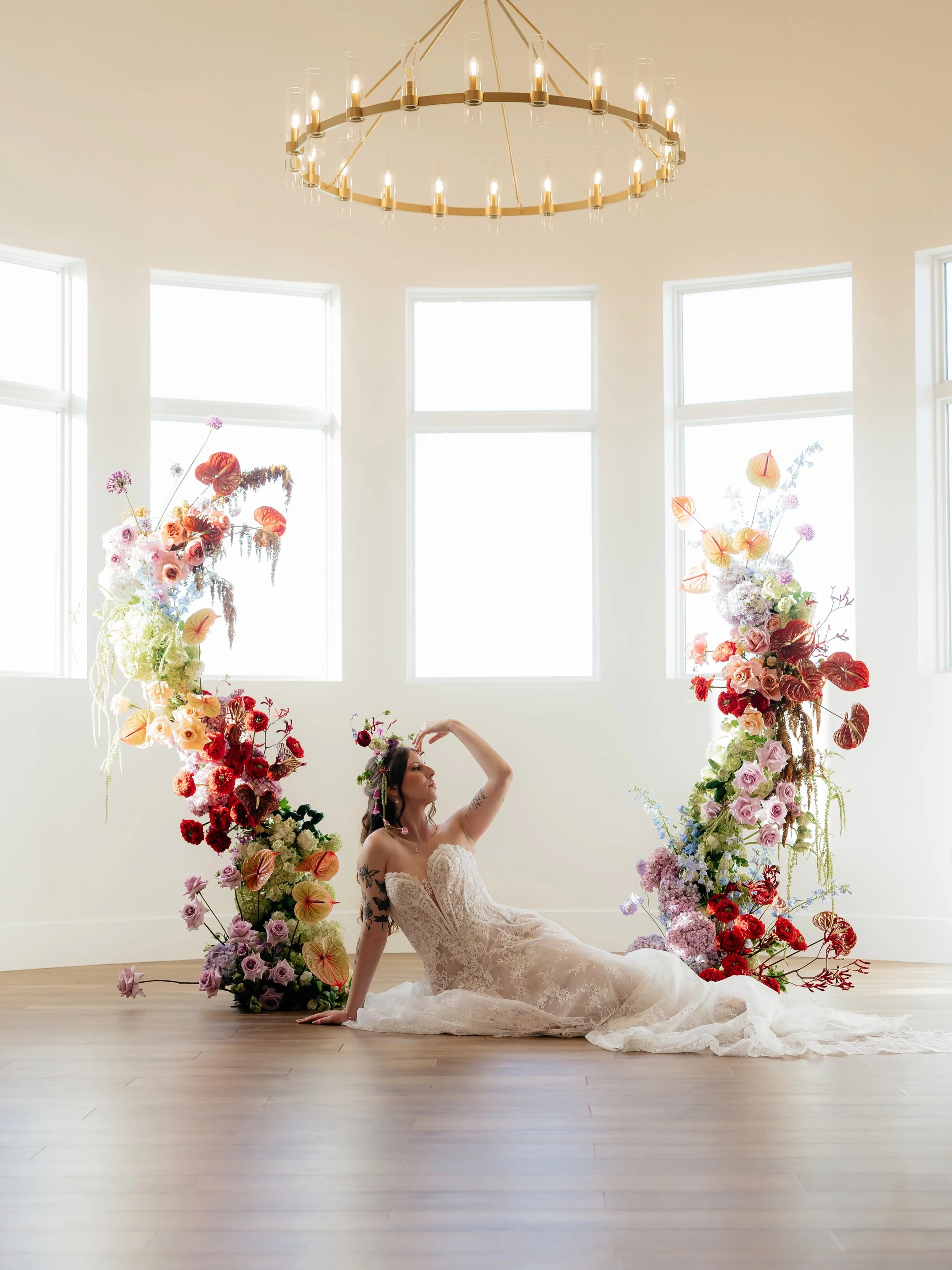 HAPPY MONDAY!!✨
A beautiful day to share a bridal vision 🤩🤍🫶🏻 

An incredible event that we were lucky to be part of, and will forever swoon over. 😍

bride: @mamma_long_legs 
Hair: @abbieseventstyling 
Makeup: @theprettyfarm 
bride gown designer