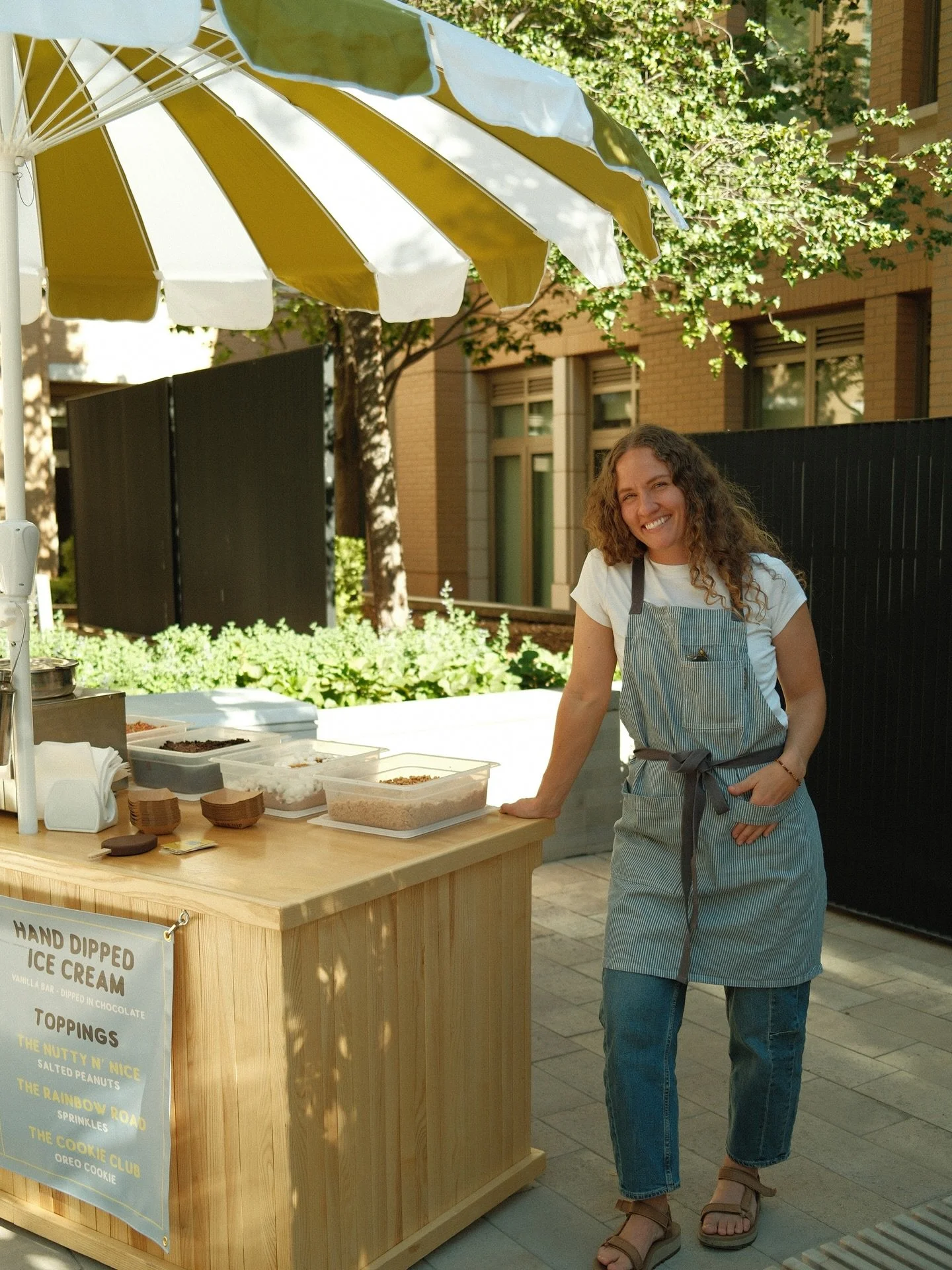 Got a wedding coming up? &mdash; Let&rsquo;s make dessert the moment everyone&rsquo;s talking about. Let me convince you. 

We show up with hand-dipped ice cream bars + frozen bananas that are irresistible, and unforgettable. Our bars are never a let
