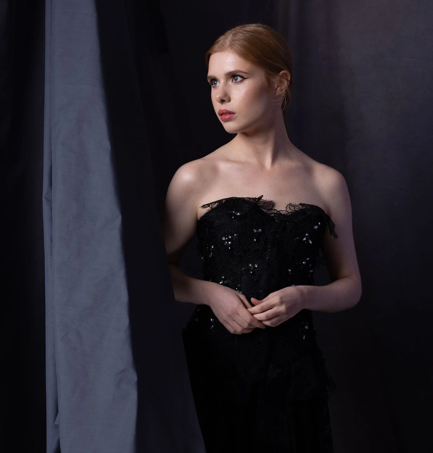 𝐁𝐞𝐟𝐨𝐫𝐞 𝐭𝐡𝐞 𝐂𝐮𝐫𝐭𝐚𝐢𝐧 𝐅𝐚𝐥𝐥𝐬

There are moments in the studio where everything falls quiet. The light settles, the pose breathes, and suddenly the frame feels like a scene from a story you haven&rsquo;t heard yet. This was one of tho